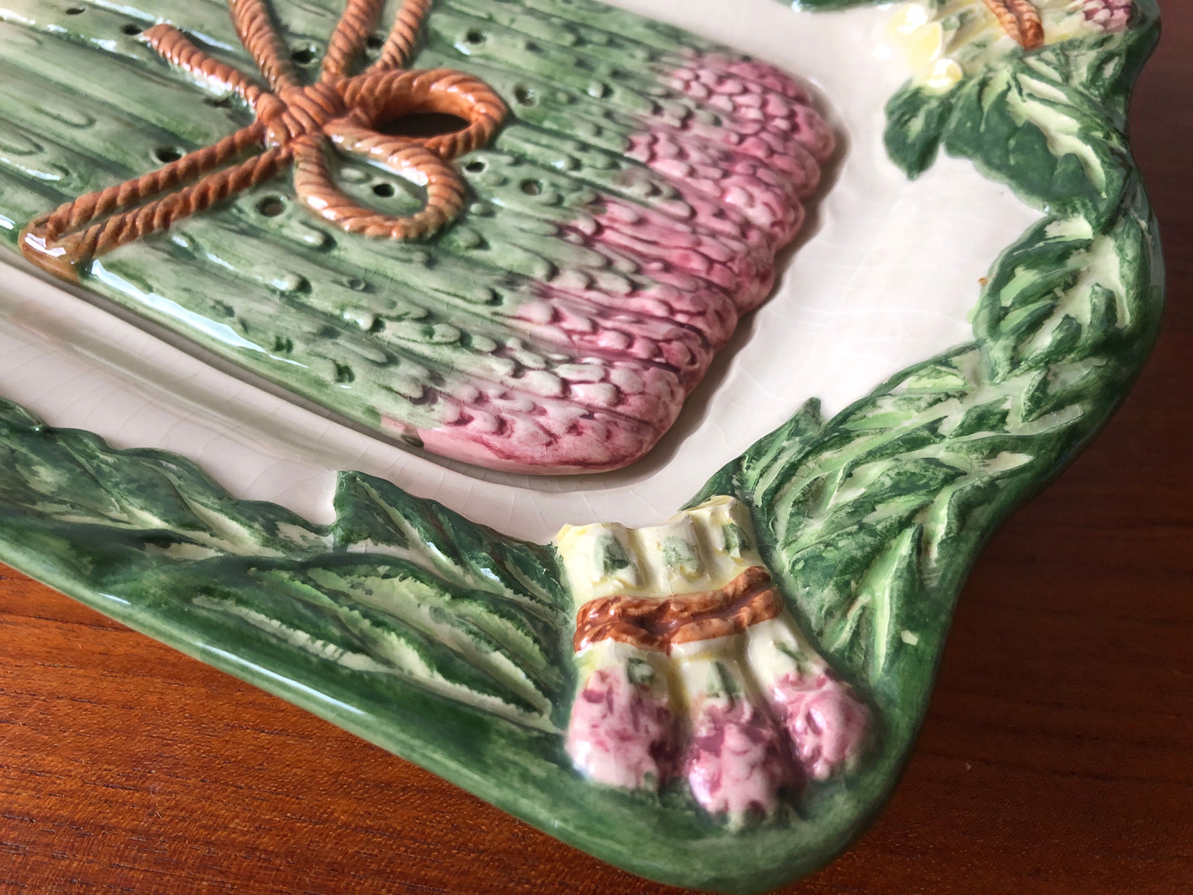 Asparagus dish with integrated drainer