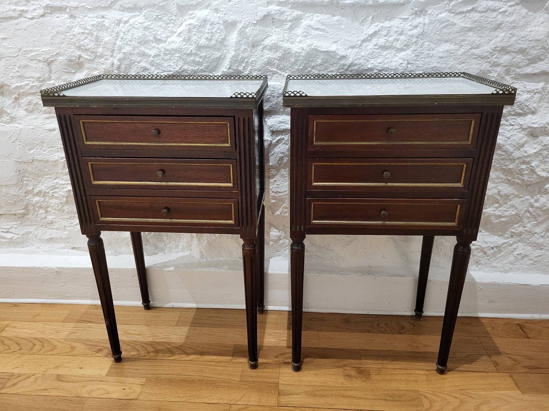 Pair of Louis XVI bedside tables in mahogany - white marble - 3 drawers - gilded