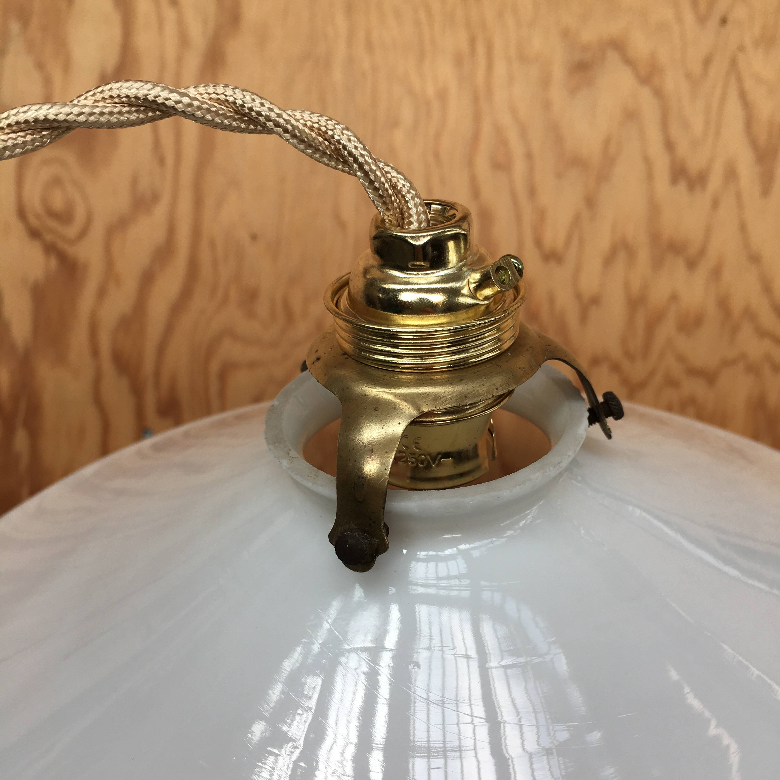 Paire de suspensions vintage en opaline blanche