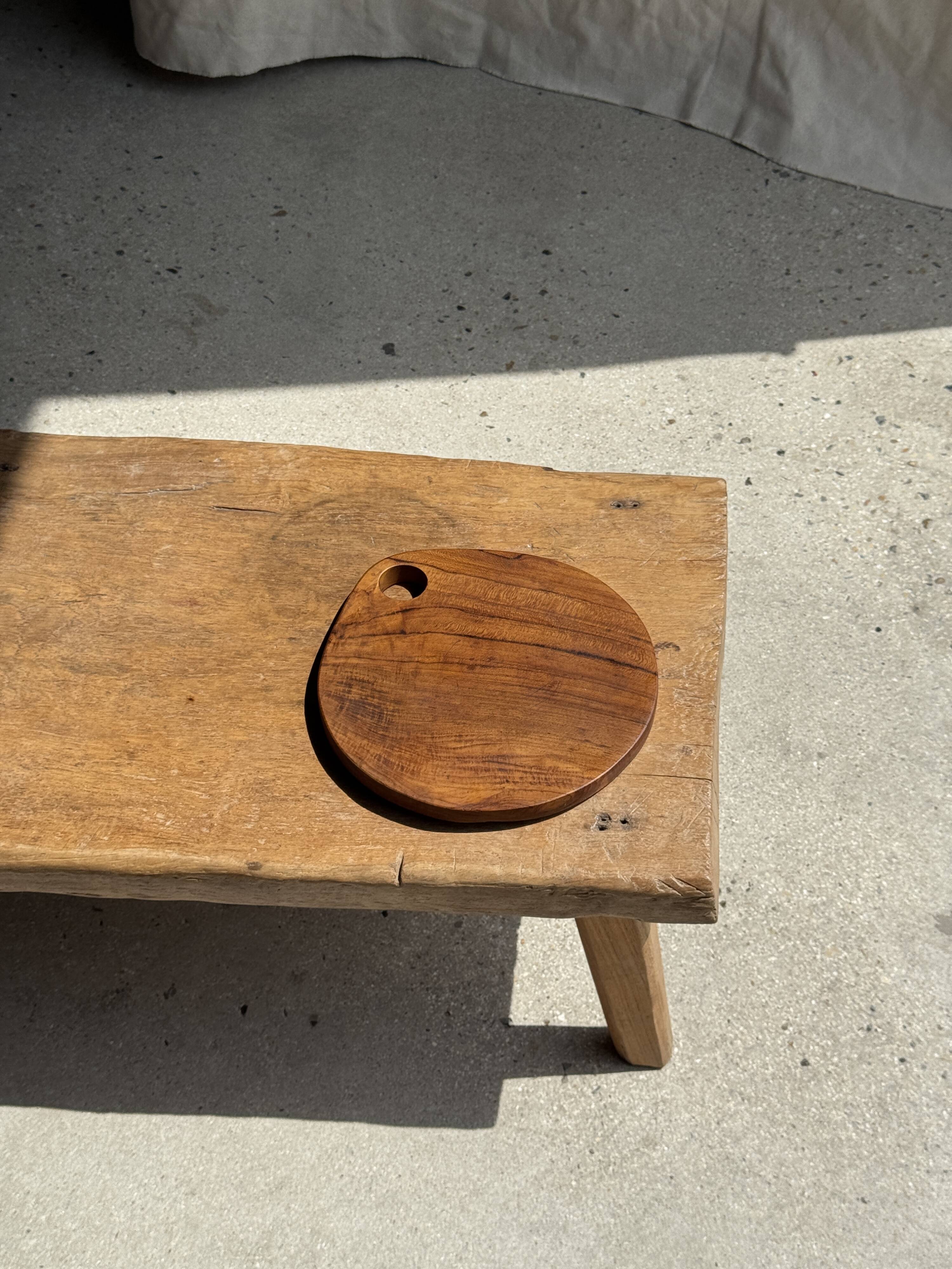 Average circular teak monoxyle chopping board with handle 26 x 18.