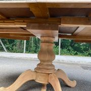 Table à manger ronde pied central extensible décapée en noyer massif 2 rall