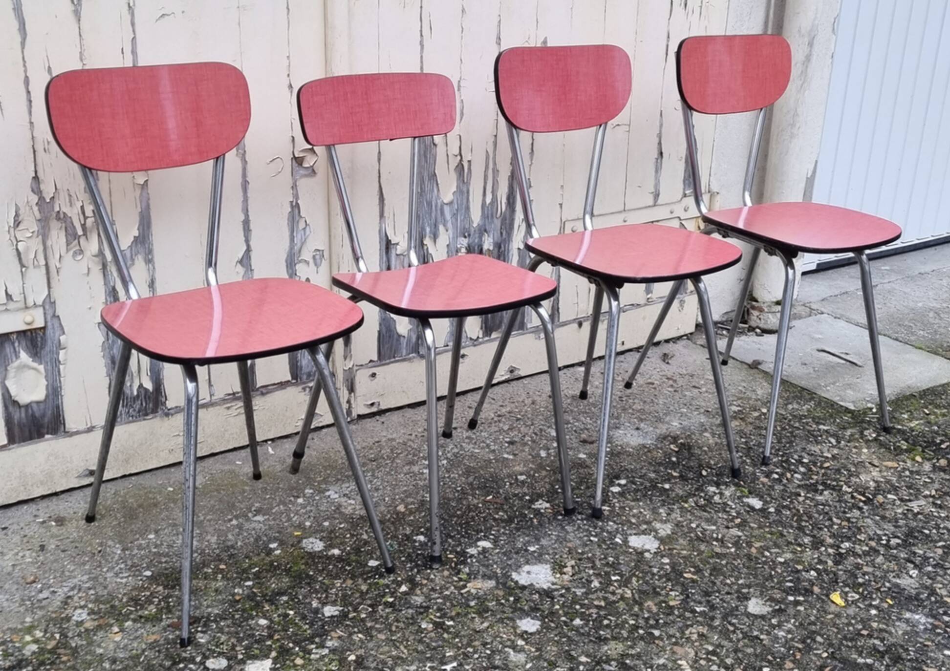 Red / pink formica table and its 4 chairs, vintage 70s.