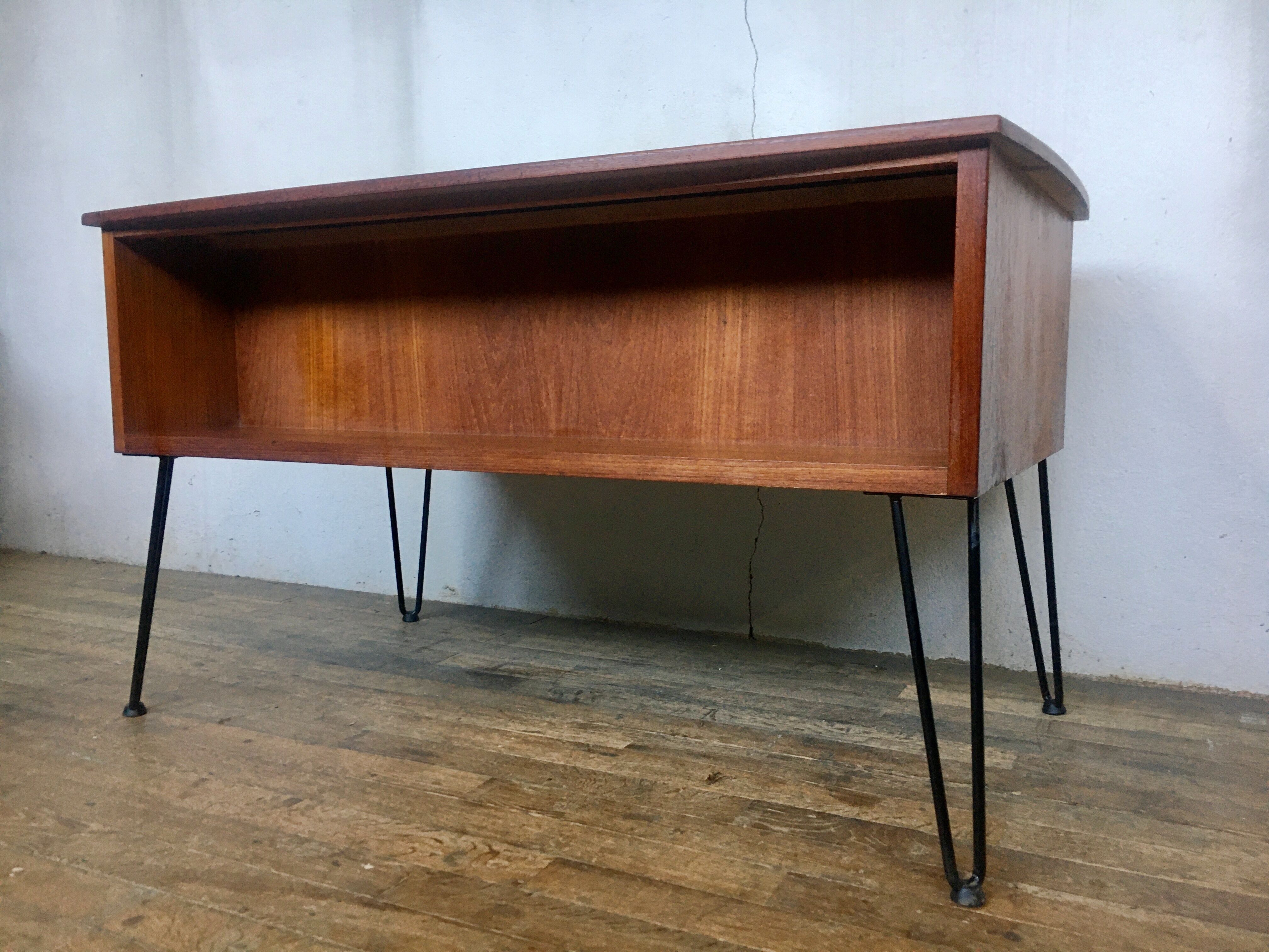 Bureau scandinave en teck avec piétement eiffel métal noir  1950 1960