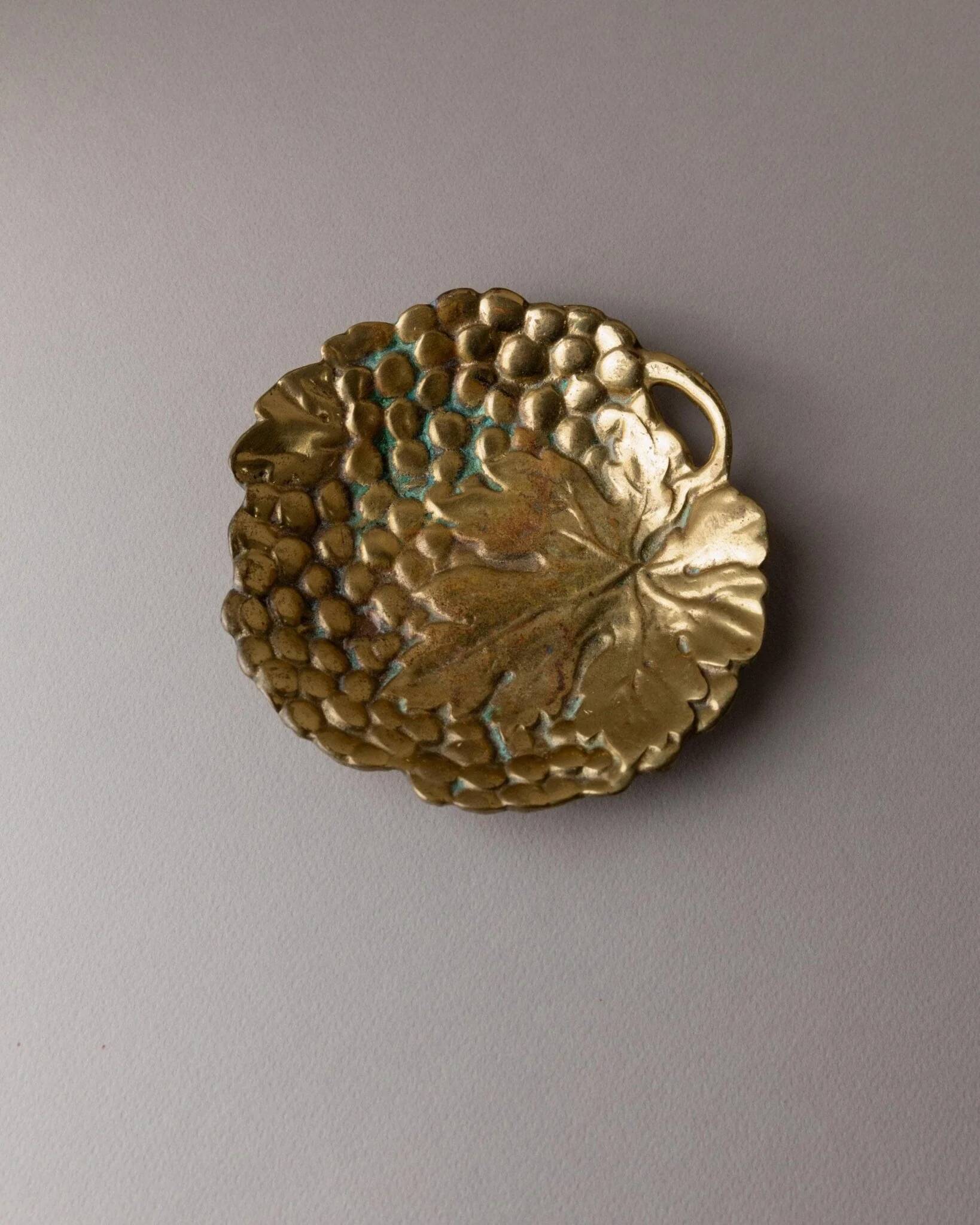 Vintage brass ashtray - cluster structure - Italy 1960s - metal art, timeless design - elegant table decoration, perfect gift idea