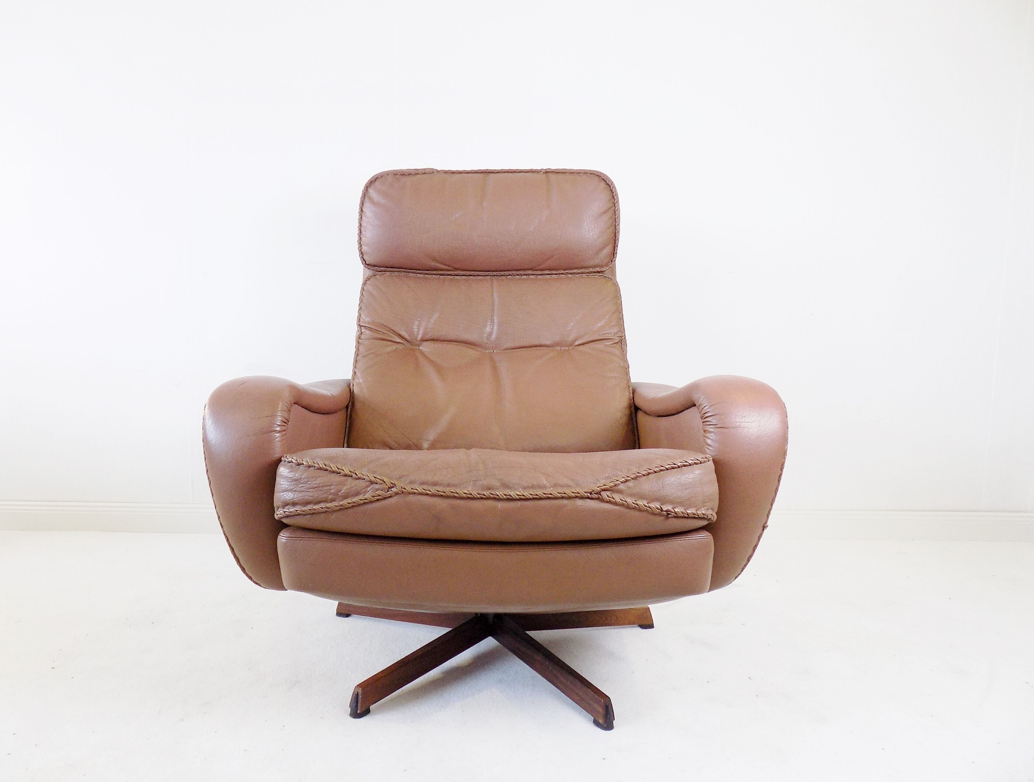Fauteuil cuir avec pouf de Madsen & Schübel pour Bovenkamp