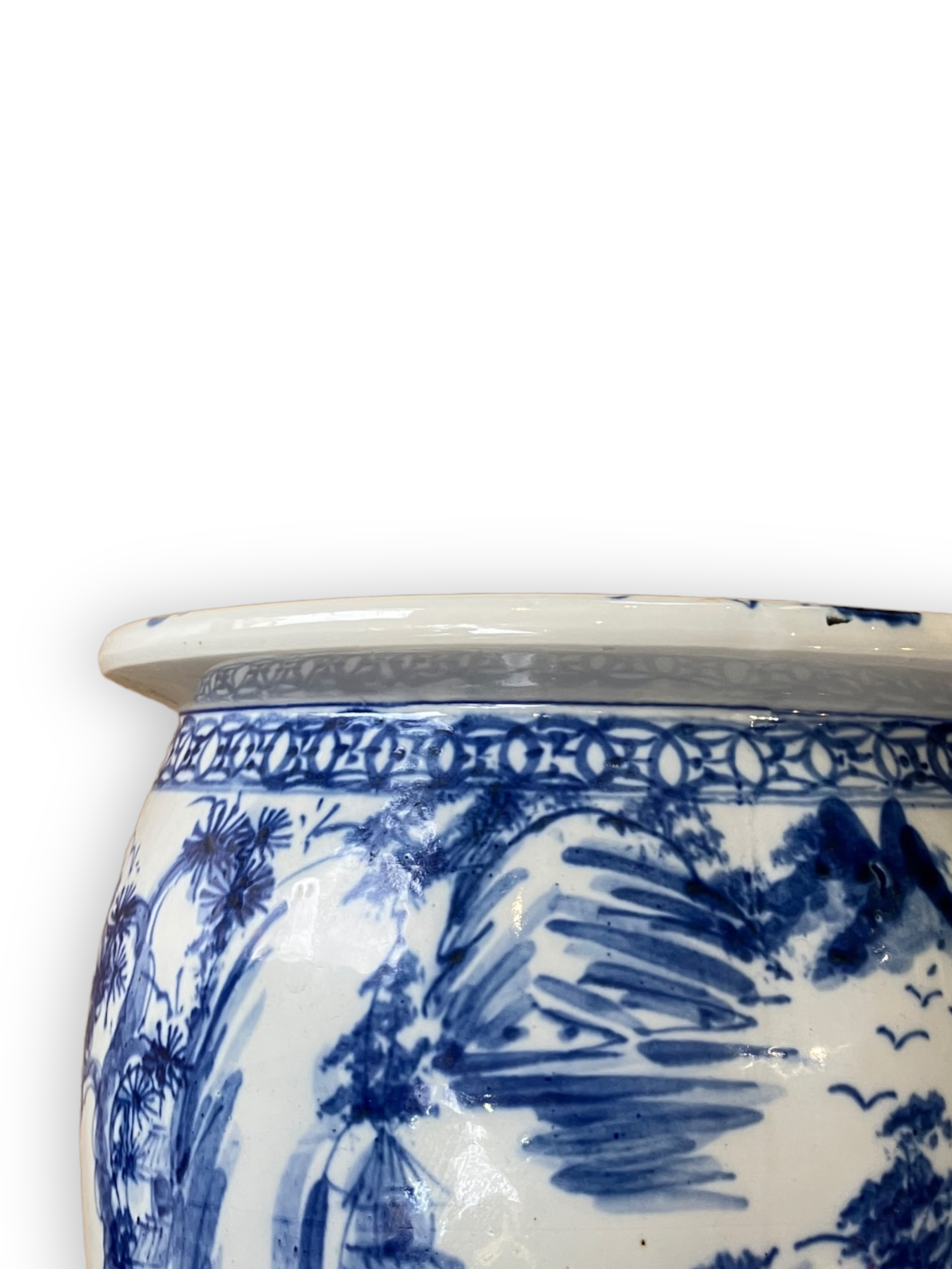 Vietnamese pot cache in white and blue porcelain