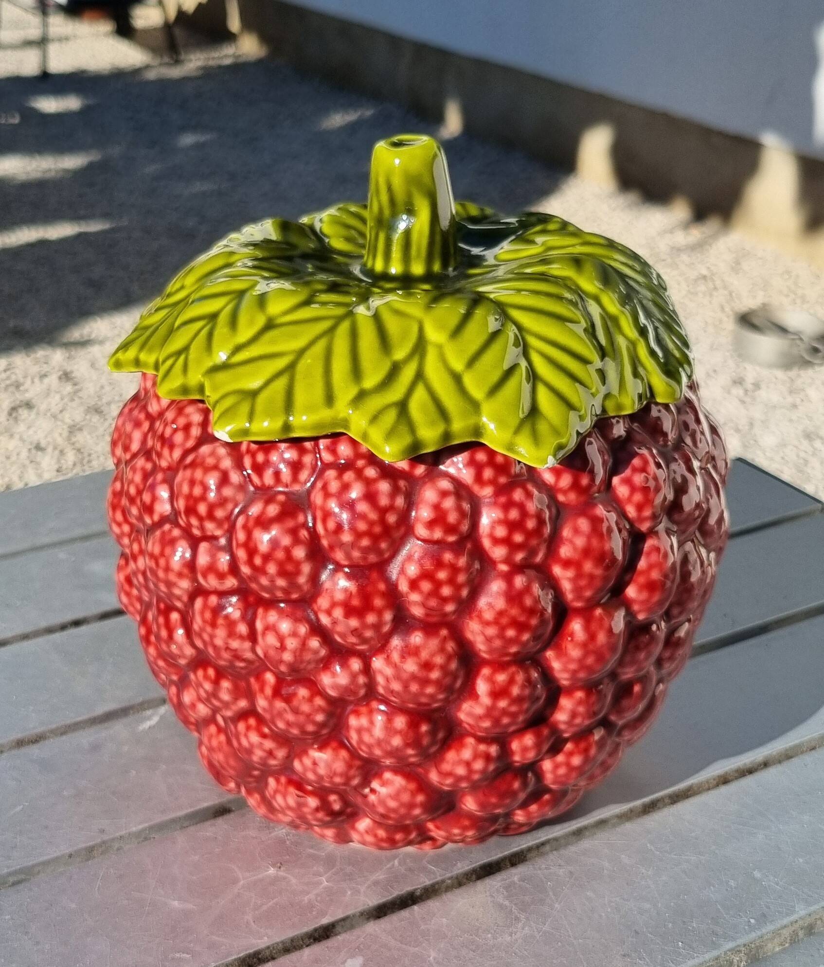 Raspberry slip pot