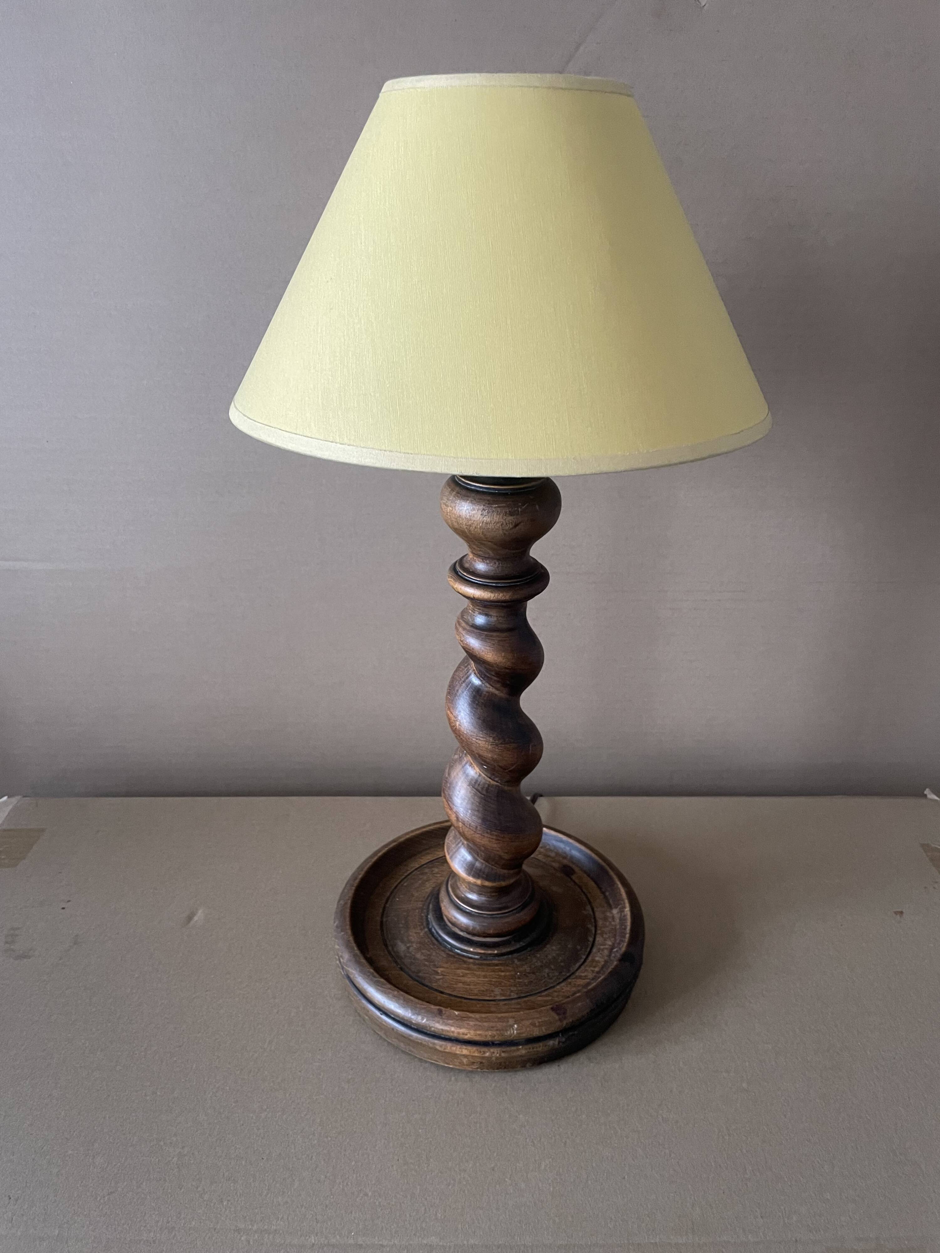 Lampe en bois ancienne
