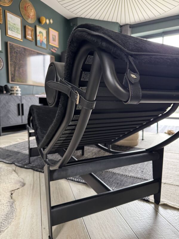Fauteuil, chaise longue en peau Noire modèle LC4 Le Corbusier