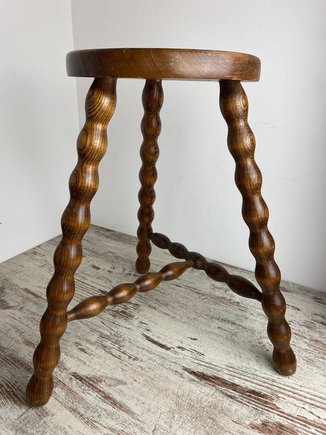 Tabouret tripode en bois tourné