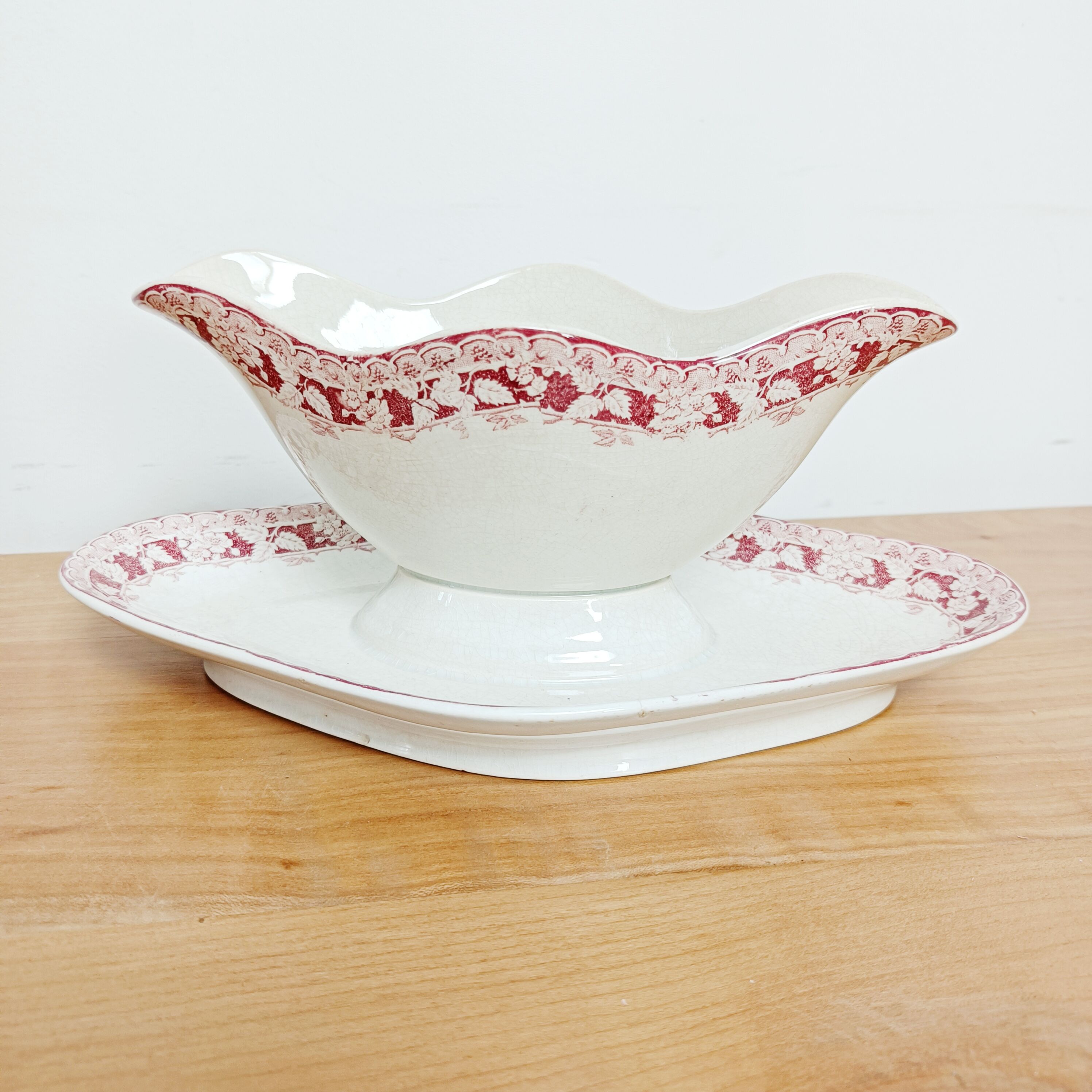 Iron earth sauce boat Moulin des Loups and Hamage, red mulberry