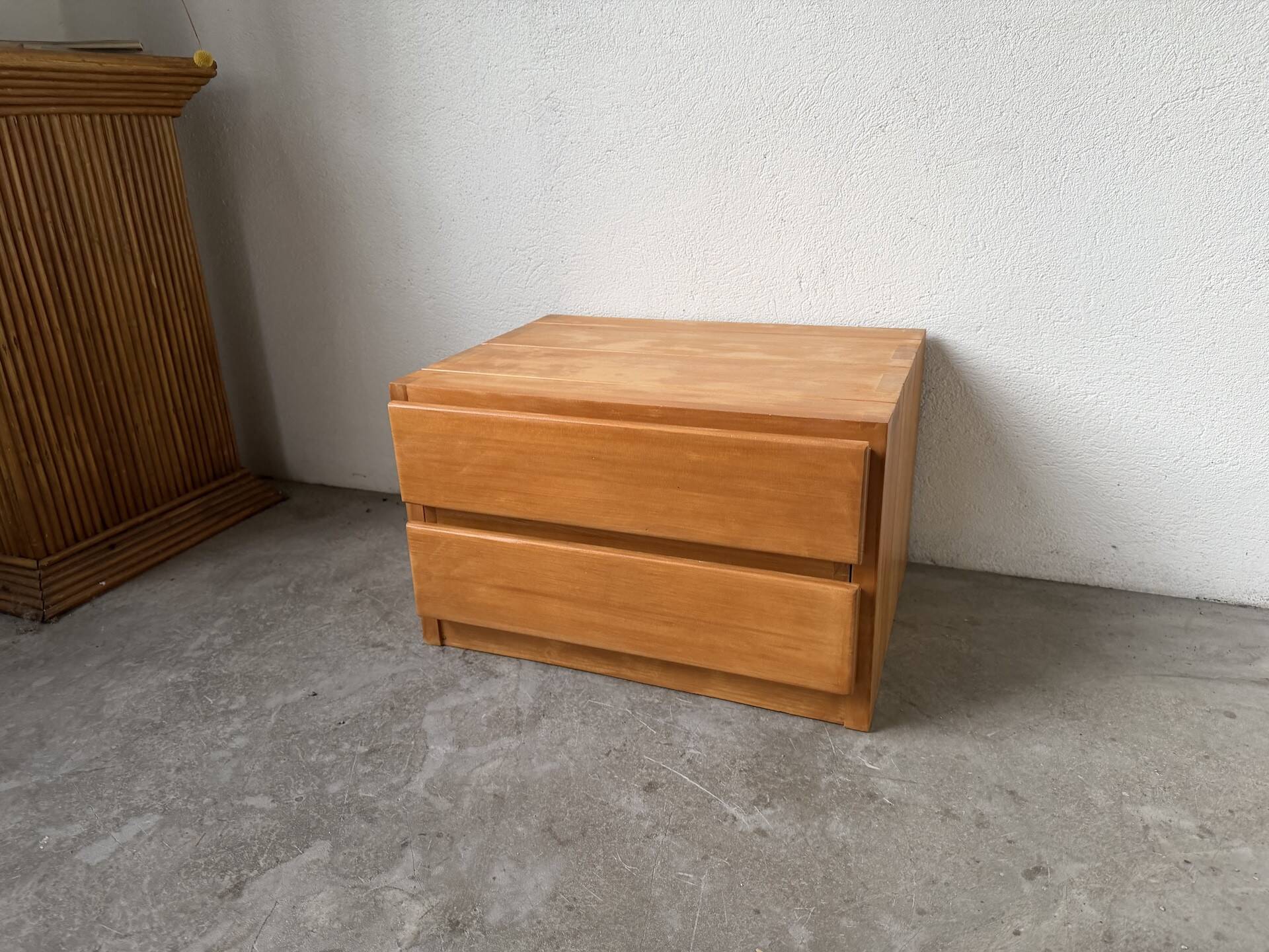 Regain bedside table in solid elm
