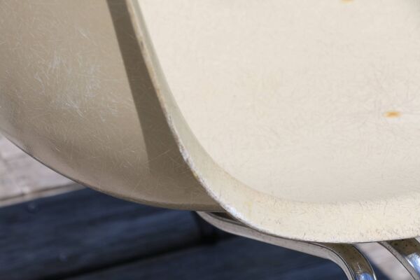 Chaise coque EAMES crème Herman Miller