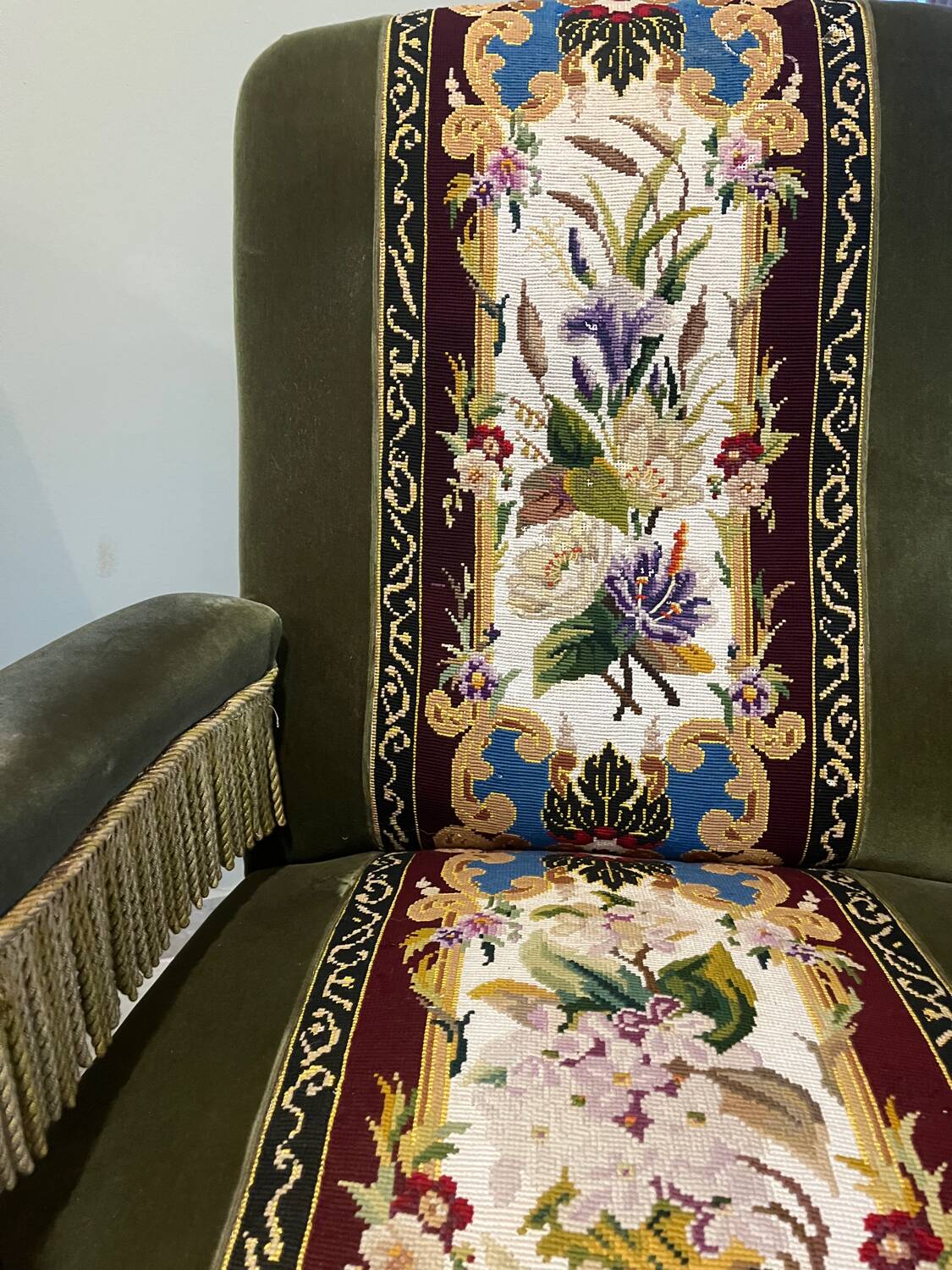 Paire de fauteuils en velours et tapisserie
