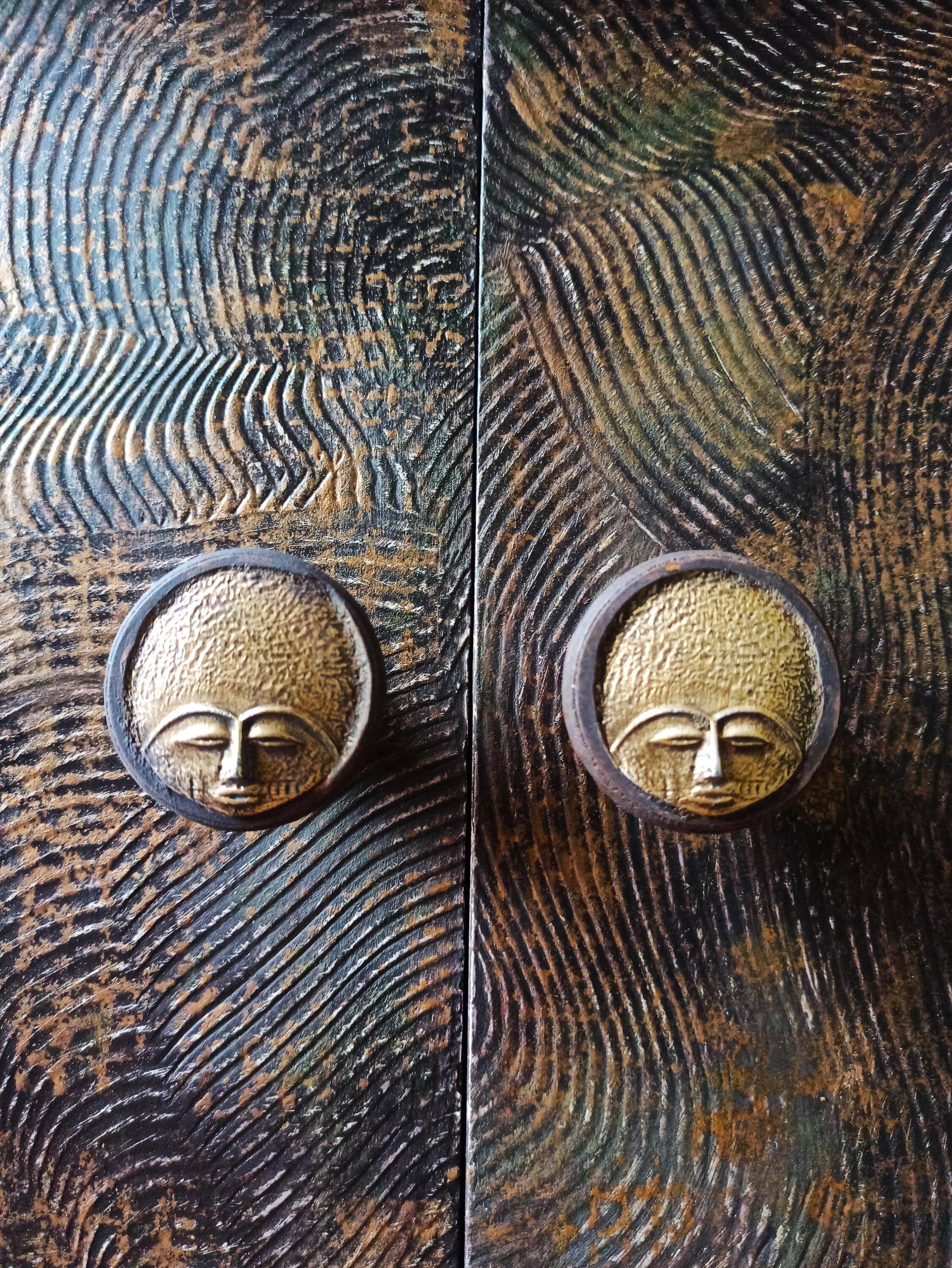 Storage furniture/console/cabinet of curiosities/dresser