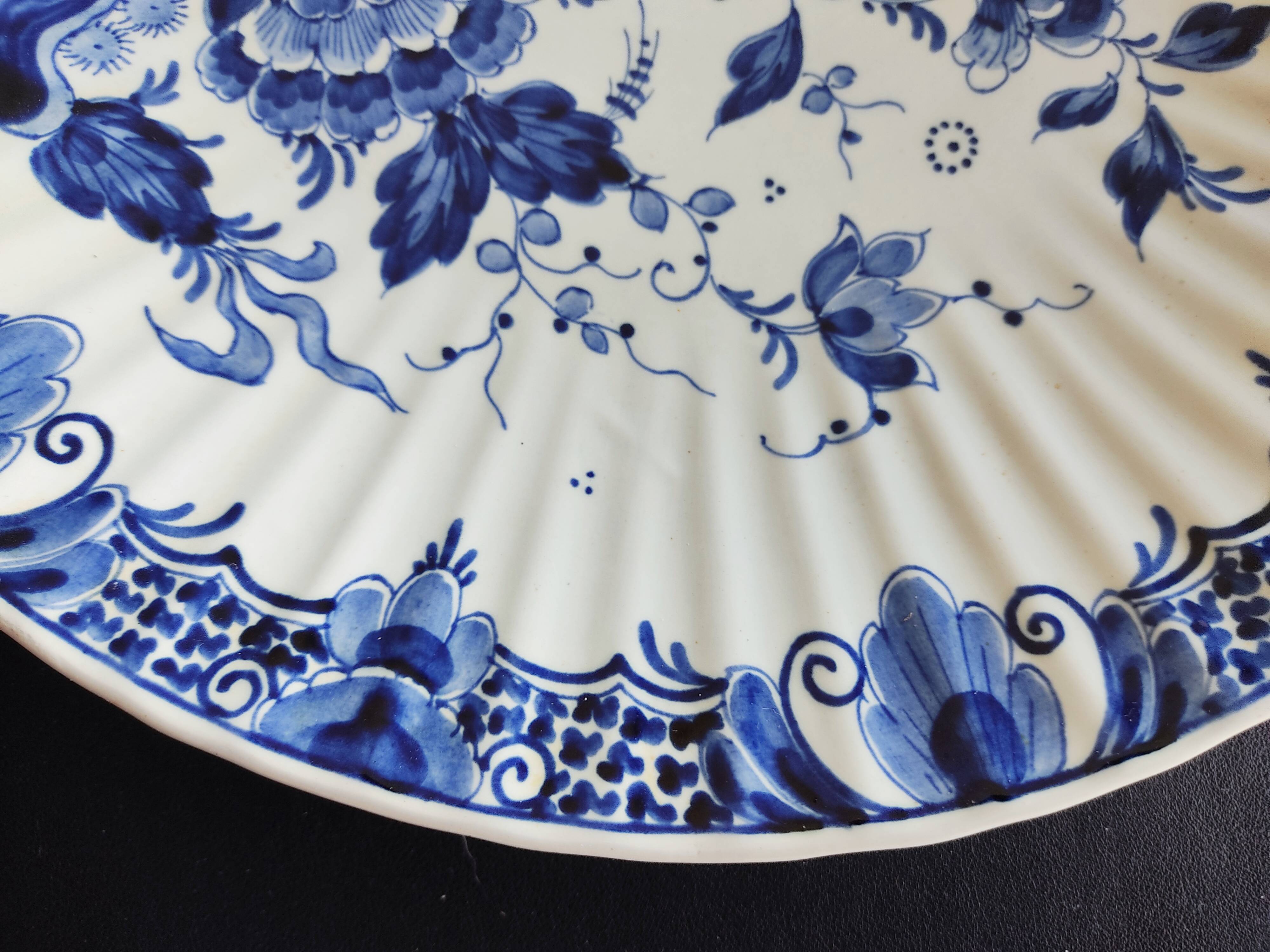 Plated flowery dish ribbed 35 cm in diameter