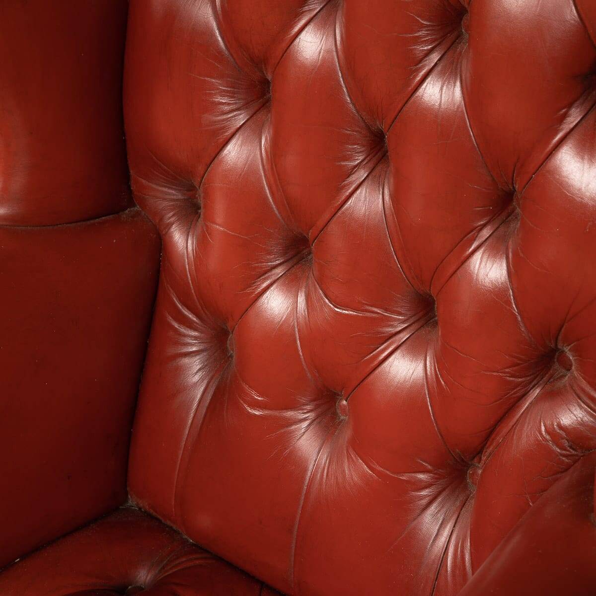 Stylish 20thc pair of english leather wing back armchairs c.1970