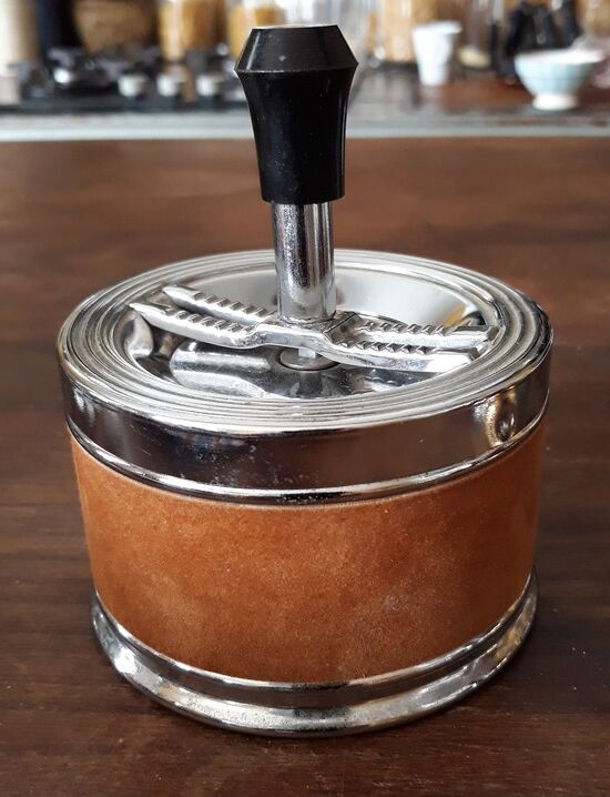 Pusher ashtray - 60s/70s