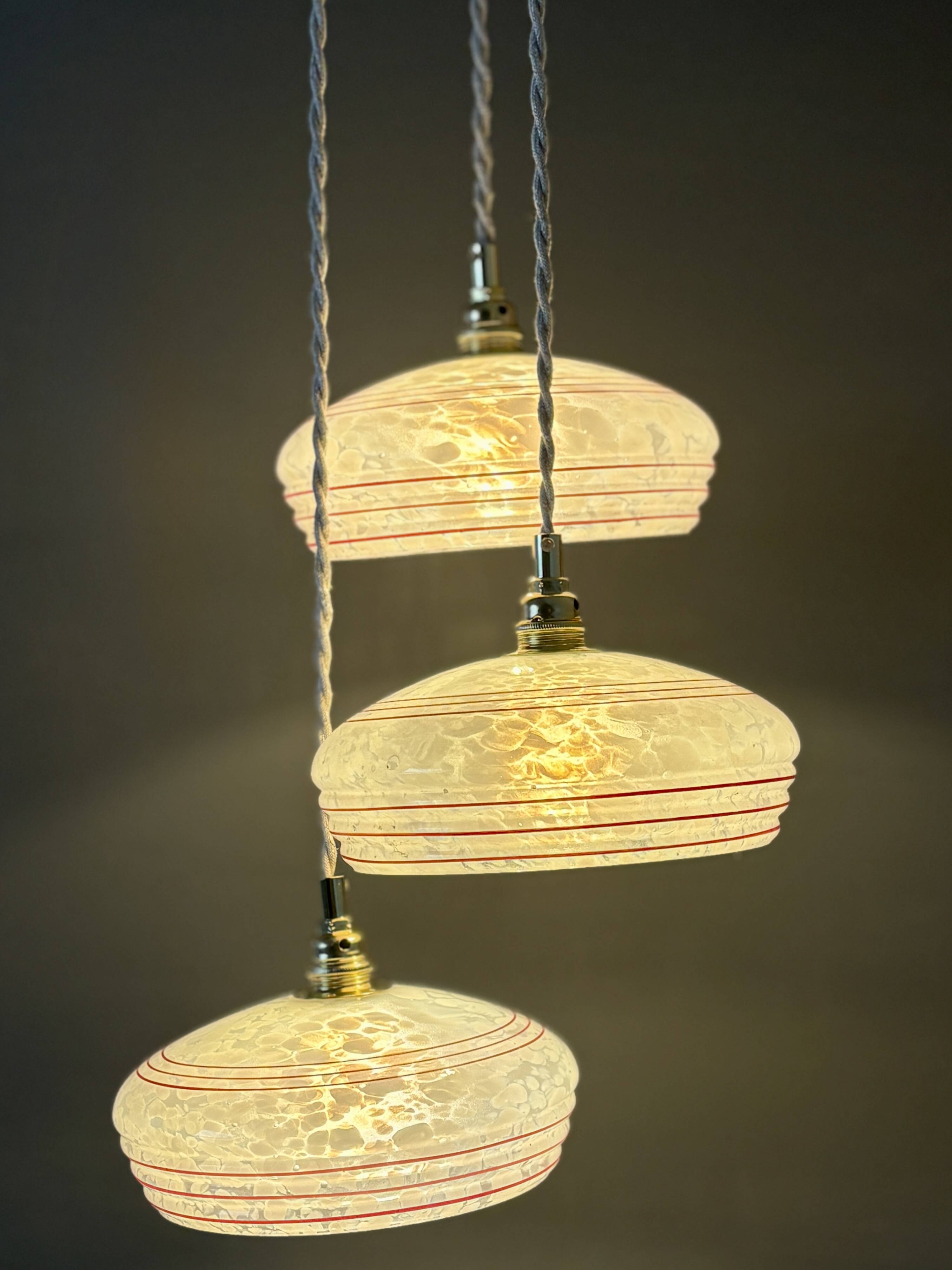 Vintage triple suspension lampshade in Clichy glass, white and red.