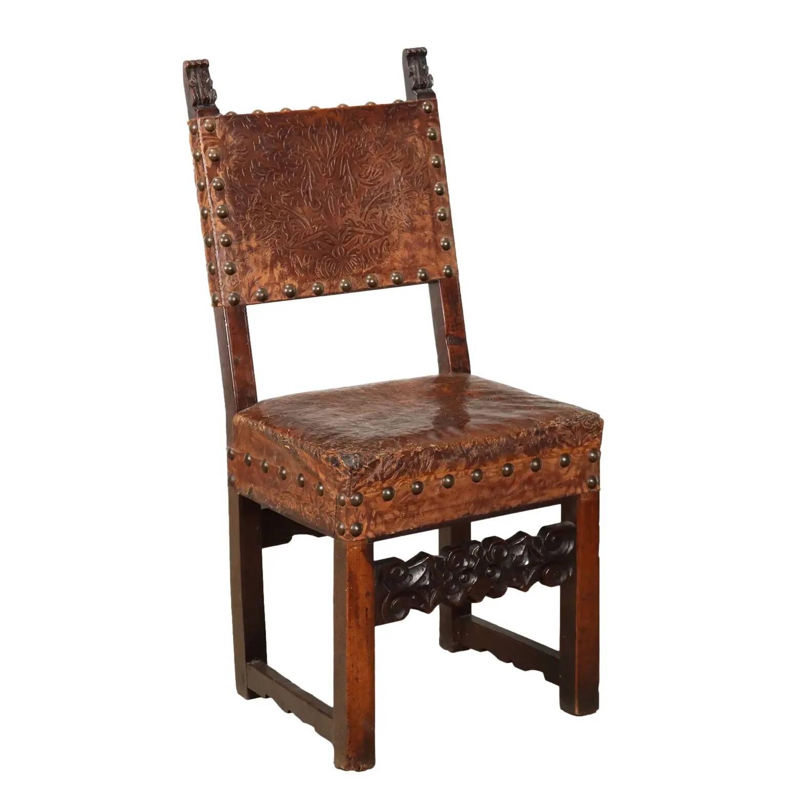 Antique Baroque chair in carved walnut, Italy, 18th century.