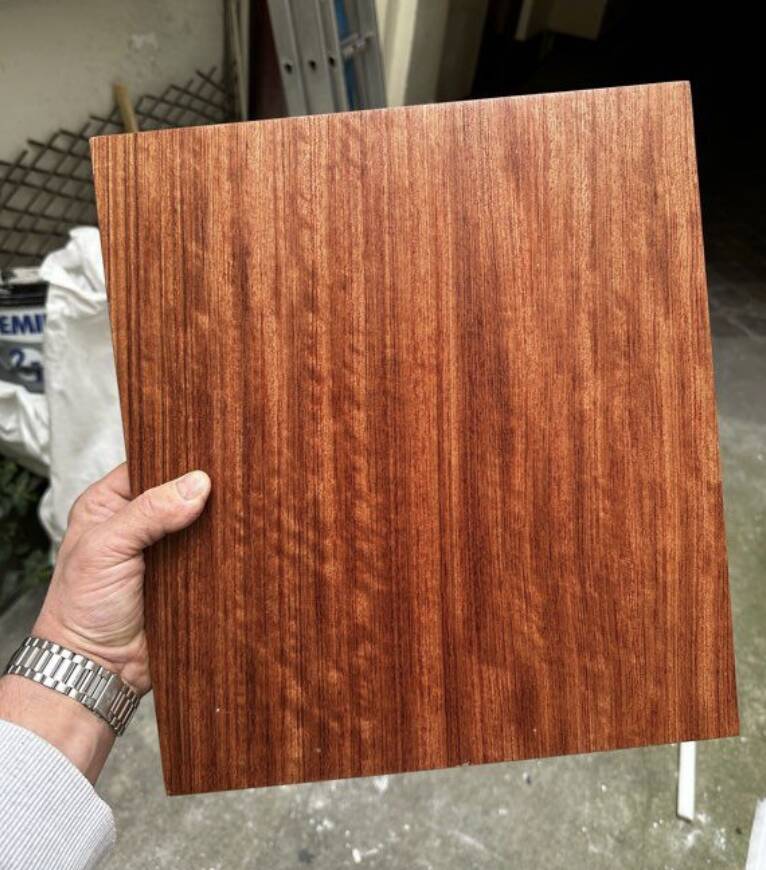 Kiosque / Range-vinyles en bois bubinga – fabrication artisanale