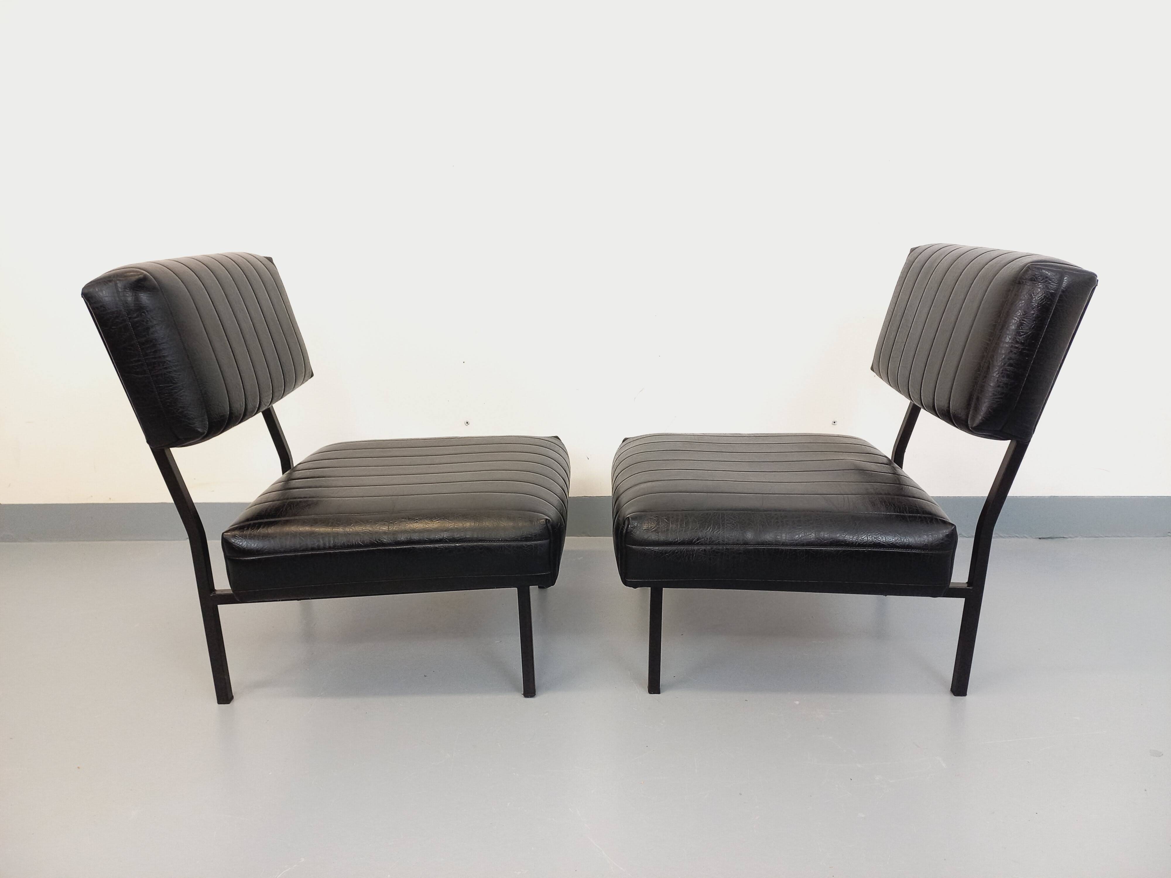 Set of 2 vintage modernist armchairs in black faux leather and metal.