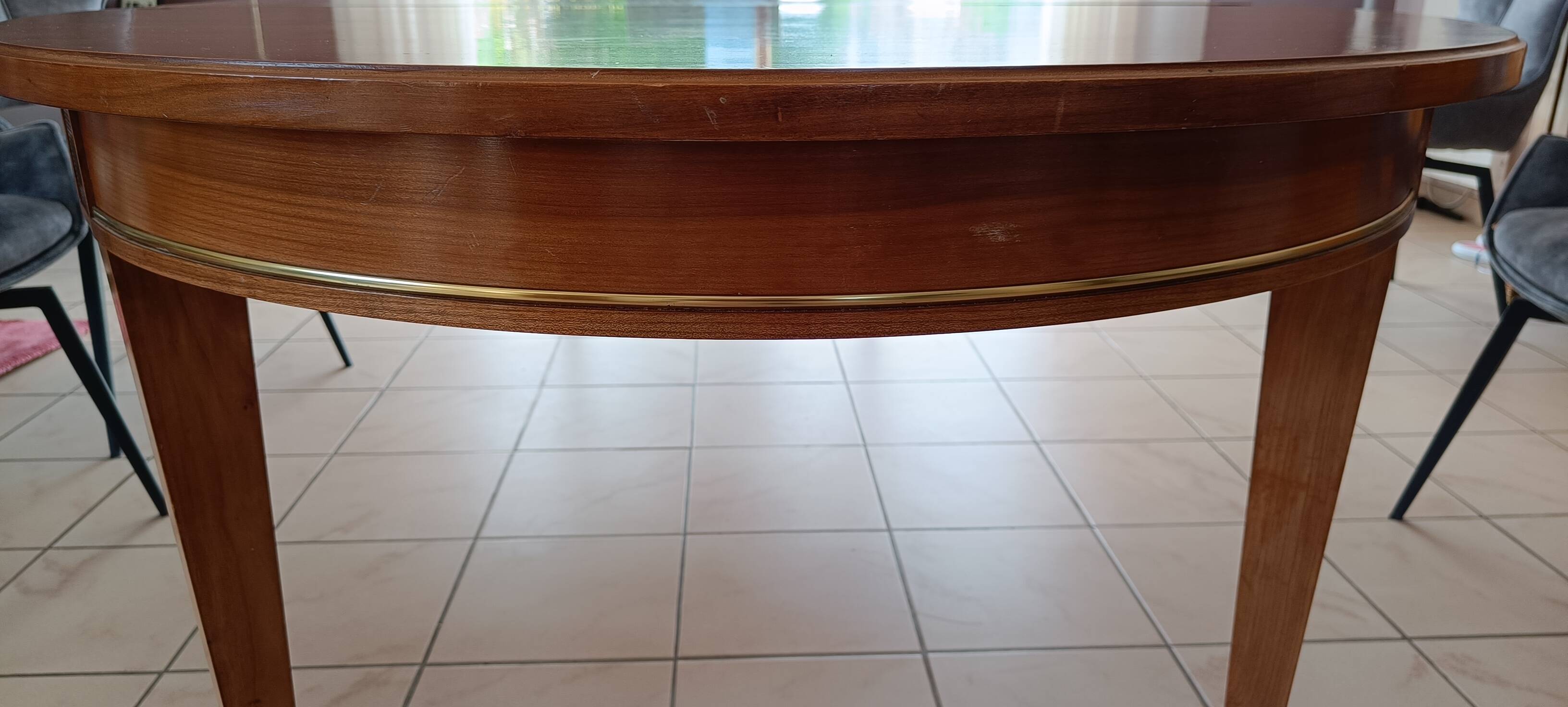 Extendable dining table in Empire style