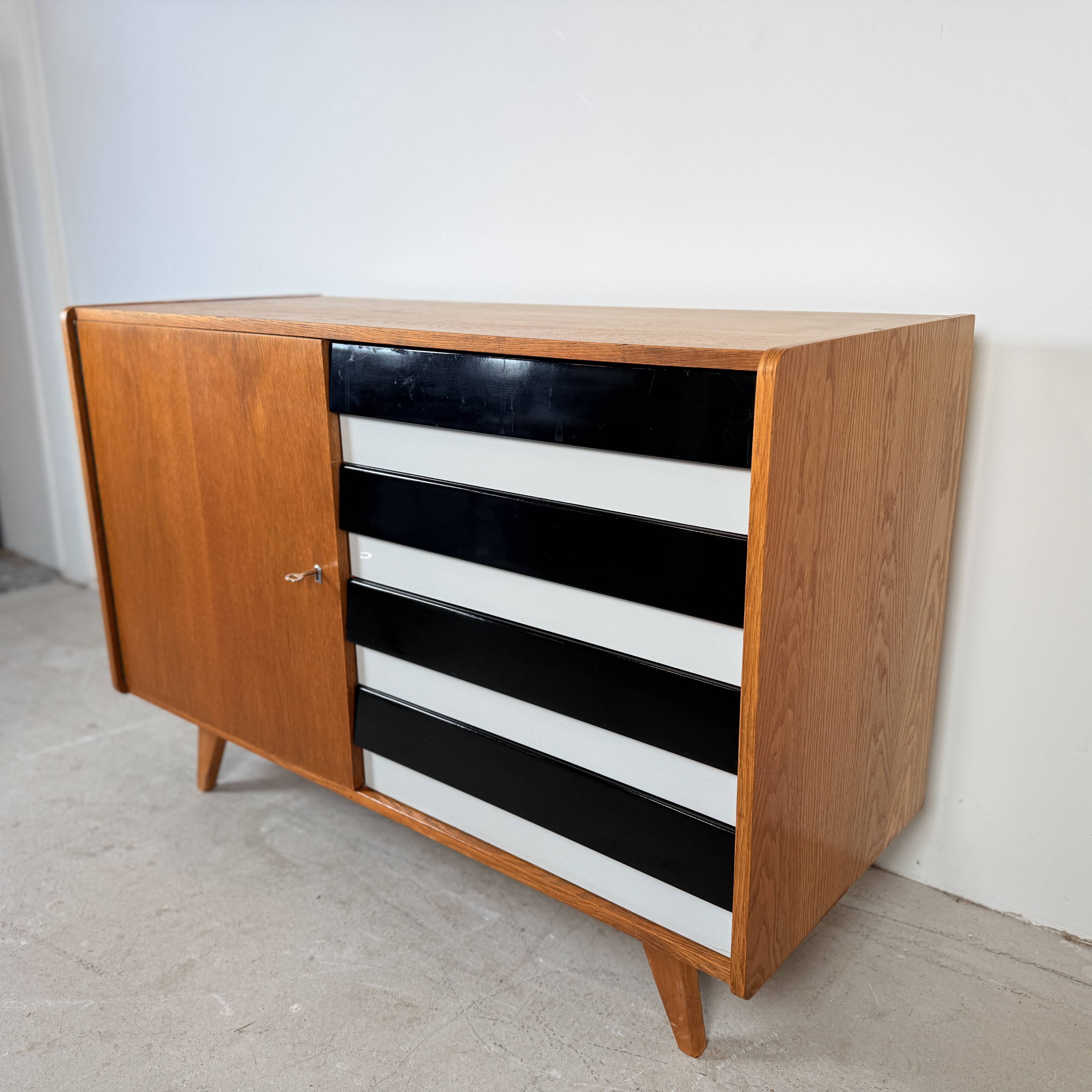 Buffet U458 de Jiří Jiroutek, tiroirs noir et blanc.