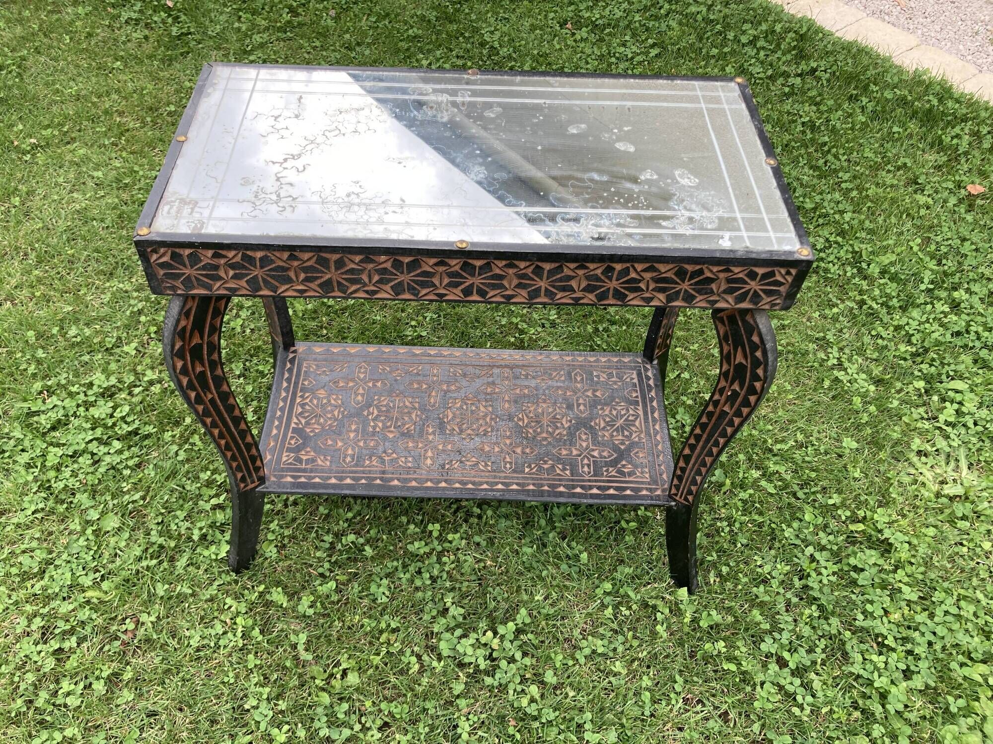 Carved wooden quadrupedal pedestal table