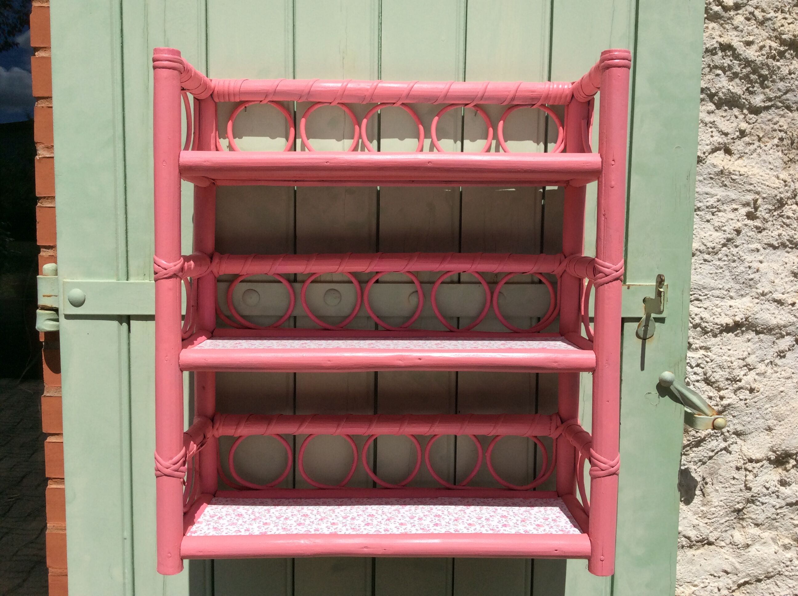 Etagere en rotin rose