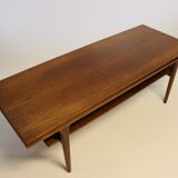 Table basse avec étagère en teck de conception danoise des années 1960.