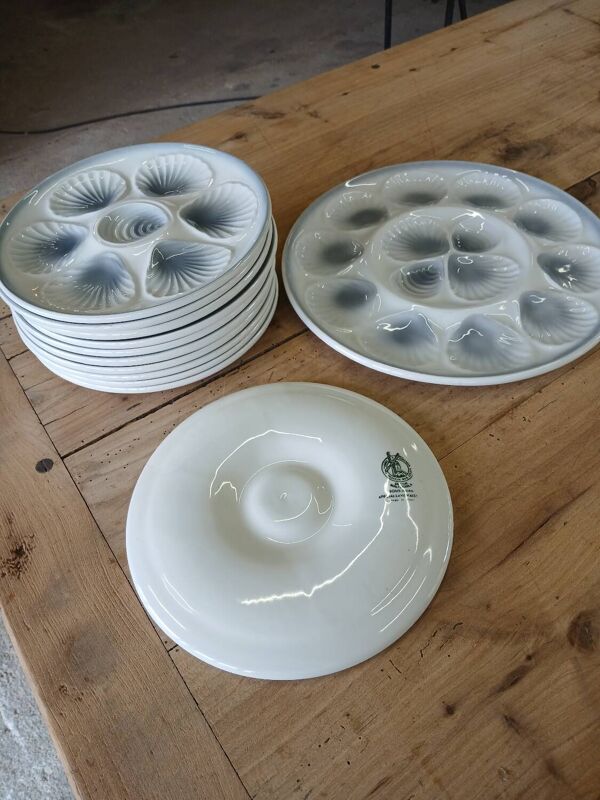 11 assiettes et 1 plat à huitres Moulin des Loups