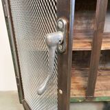 Armoire industrielle en fer avec portes en treillis sur roues, années 1960