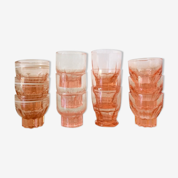 Lot de 12 anciens petits verres roses