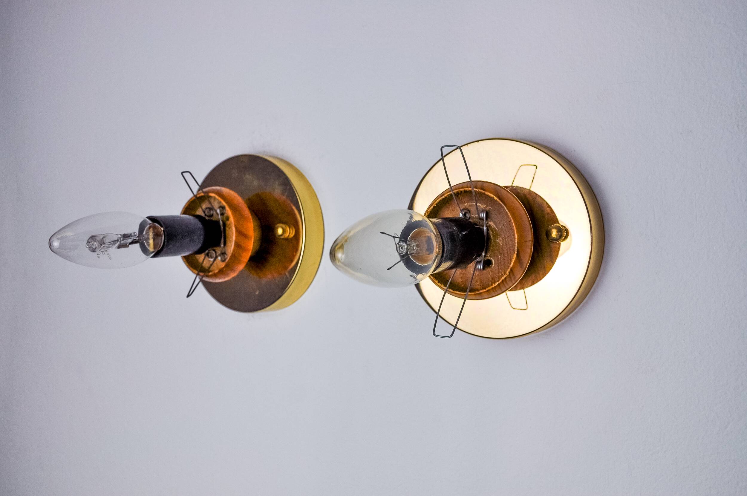 Pair of pear-shaped "cocoon" wall lights, resin and pine, Italy, 1970