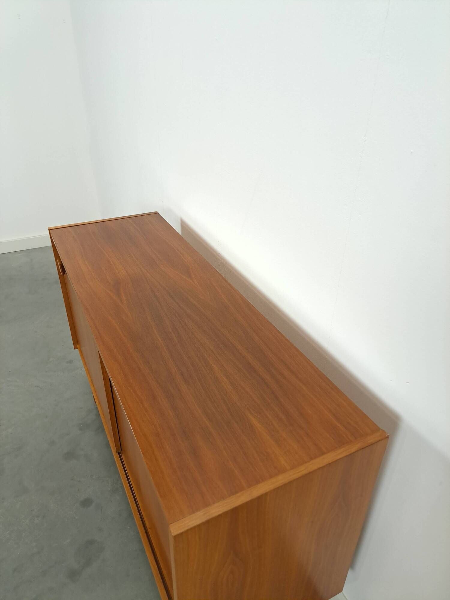 Dressoir vintage plus raffiné avec vierkante grepen et schuine poten
