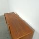 Dressoir vintage plus raffiné avec vierkante grepen et schuine poten