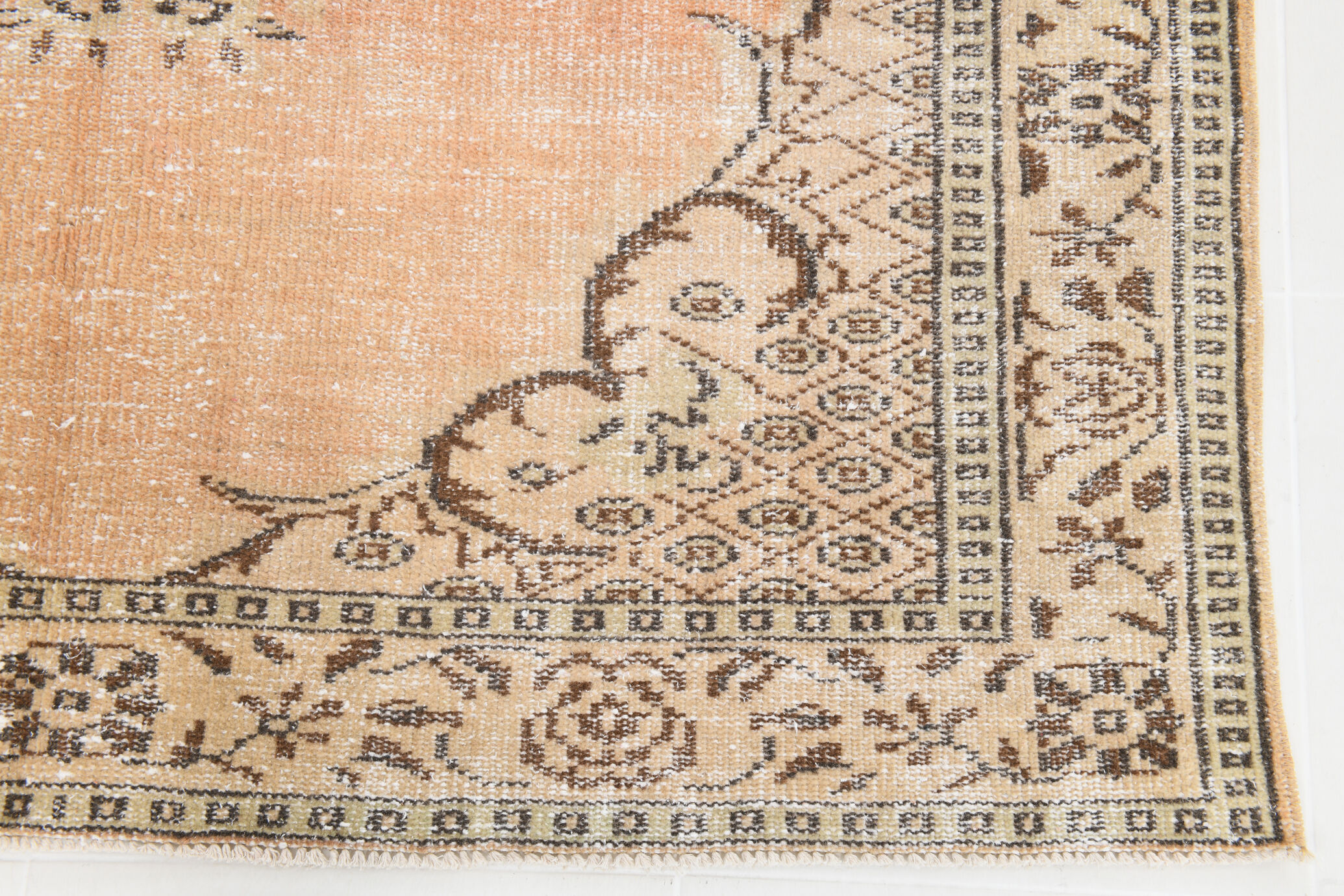 Madallion classic style distressed rug 266x161 cm