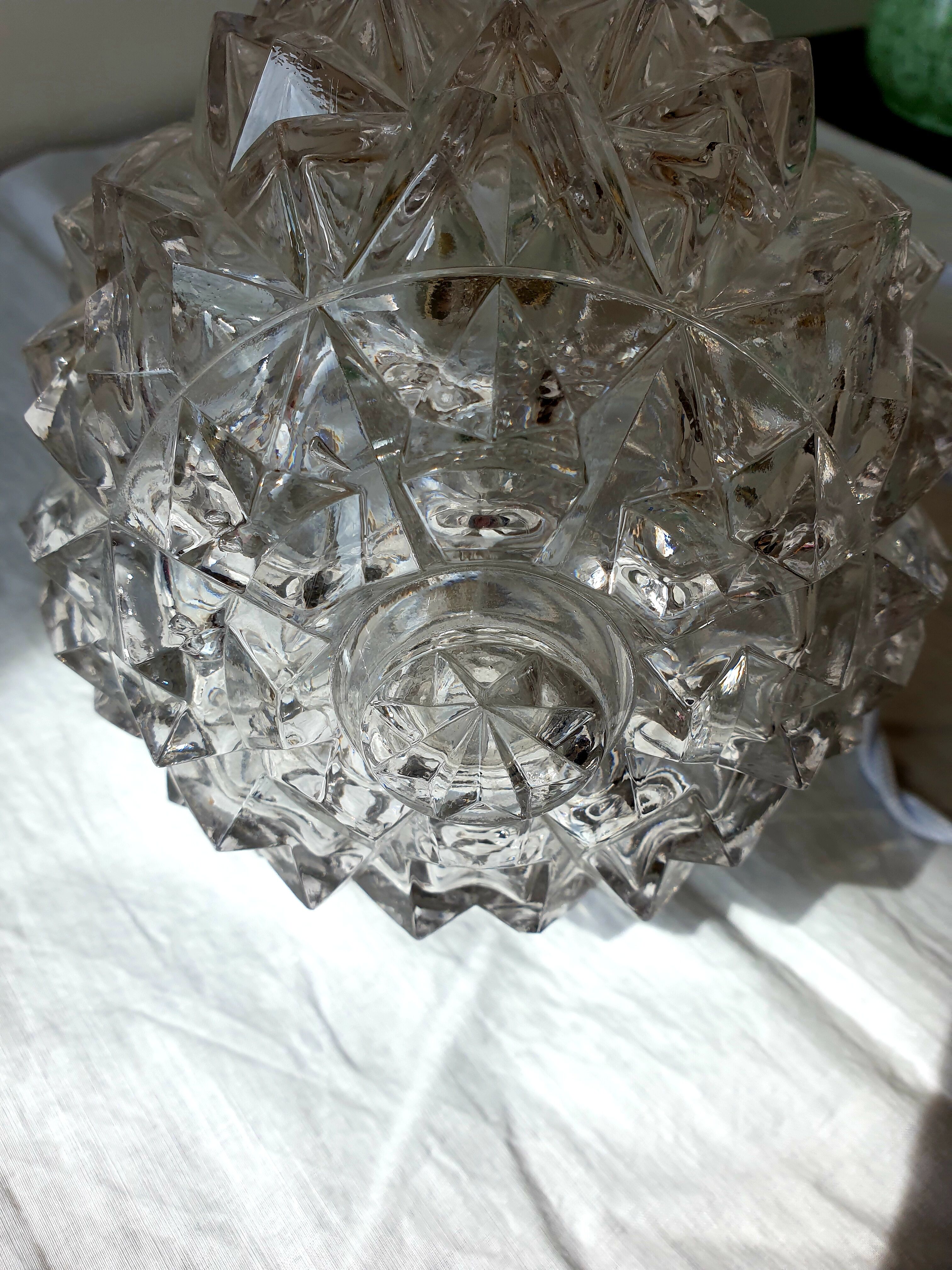 Balladeuse boule en verre ciselé