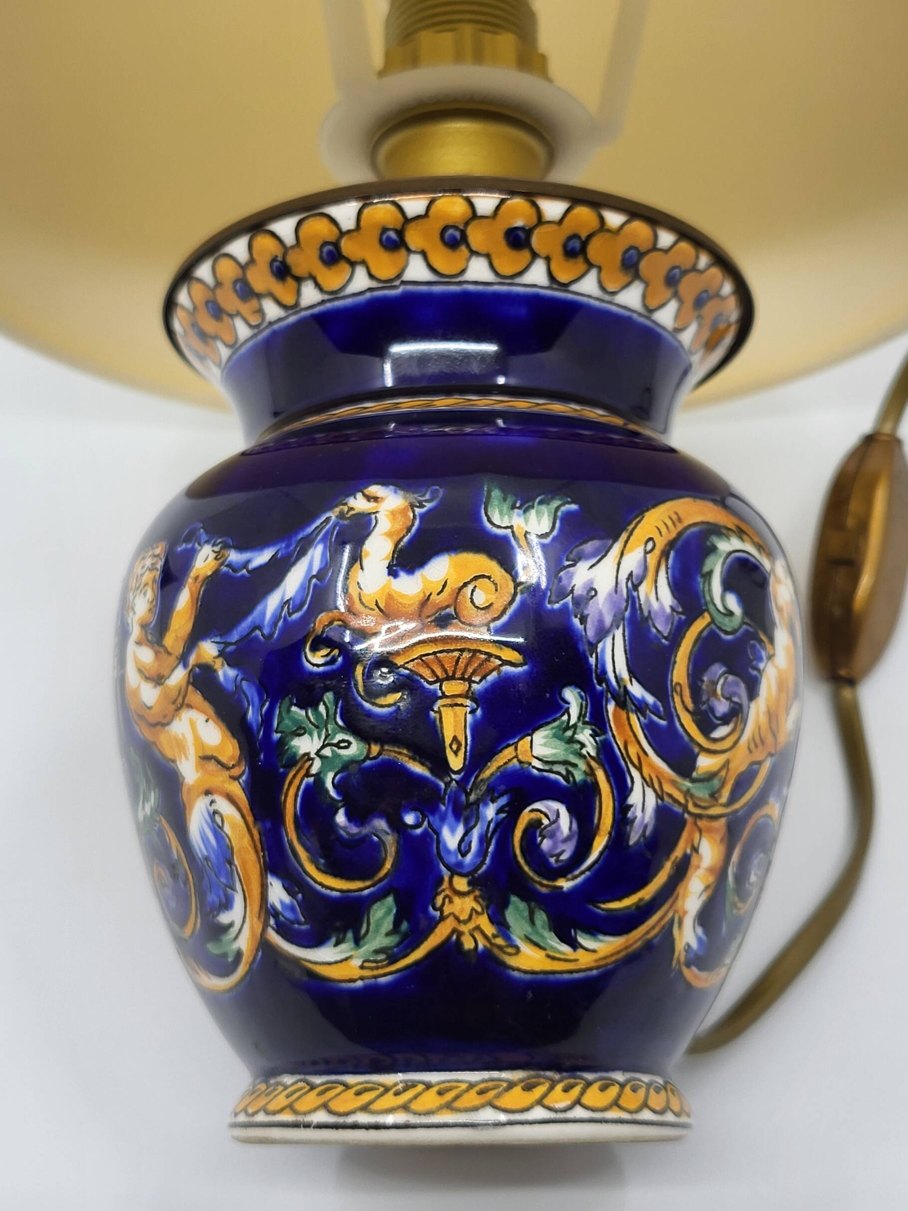 Lampe de table faïence de Gien décor Renaissance fond bleu