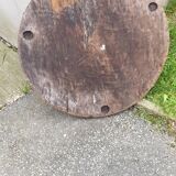 Table ouvragé en tek et pietement tripode