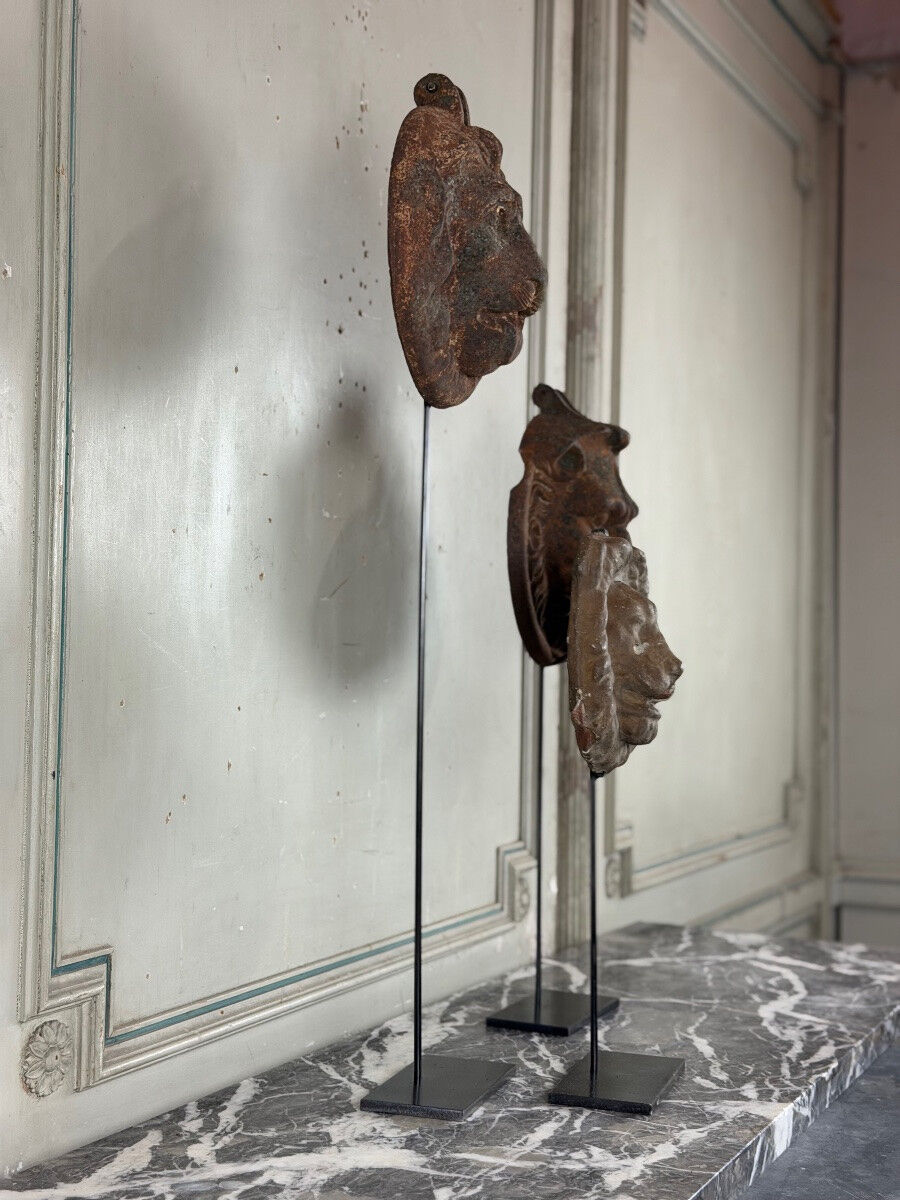 Three cast-iron and terracotta façade decoration lions, around 1880.