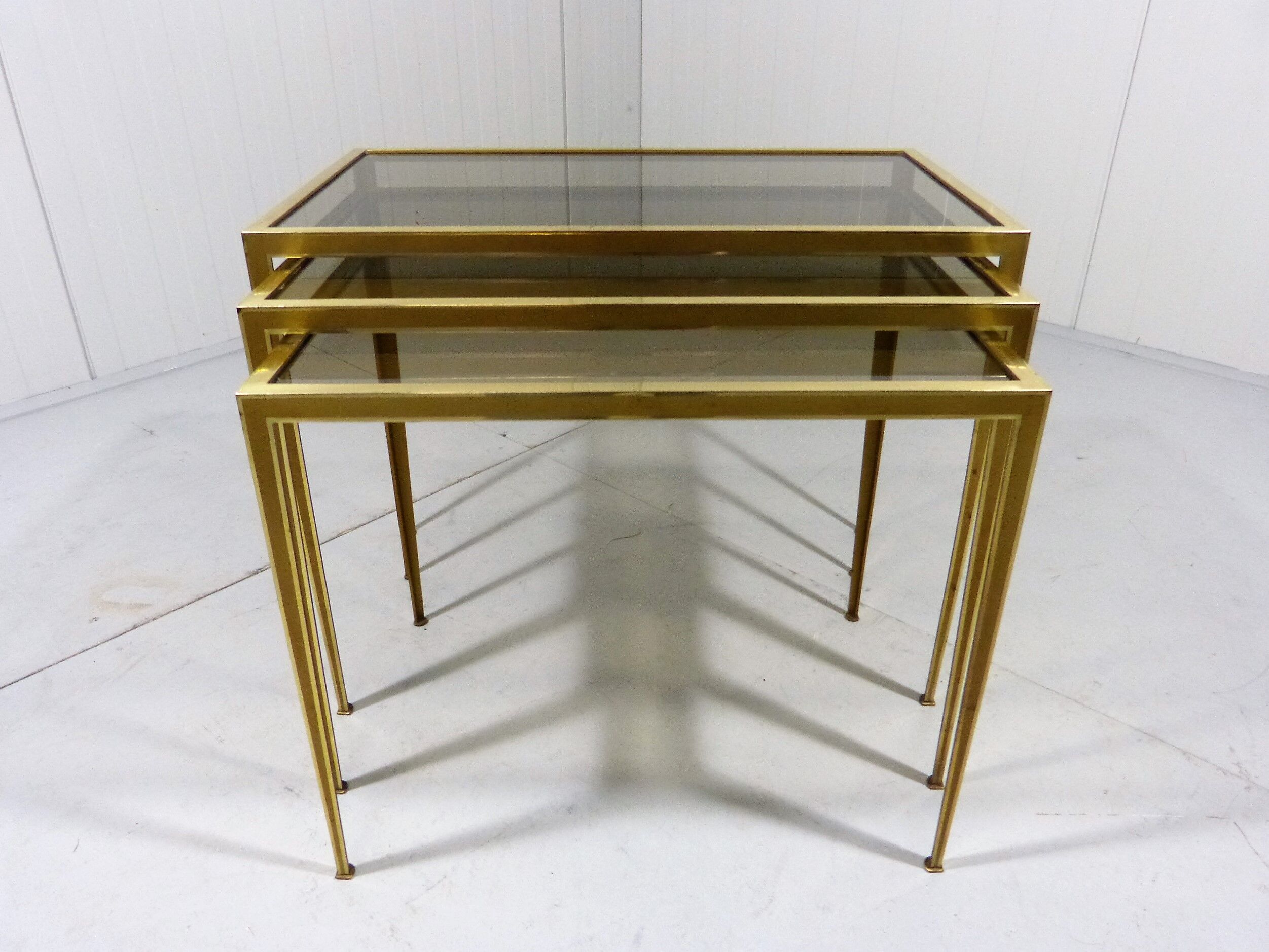 Set nesting tables in brass & glass by Deutsche Vereinigte Werkstätten