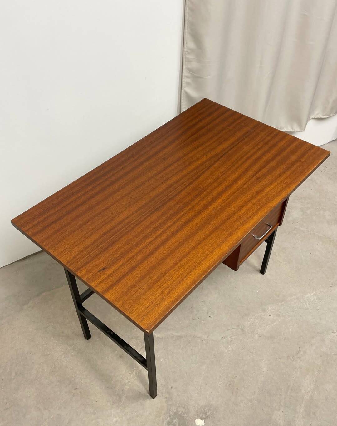 Bureau moderniste en bois et métal