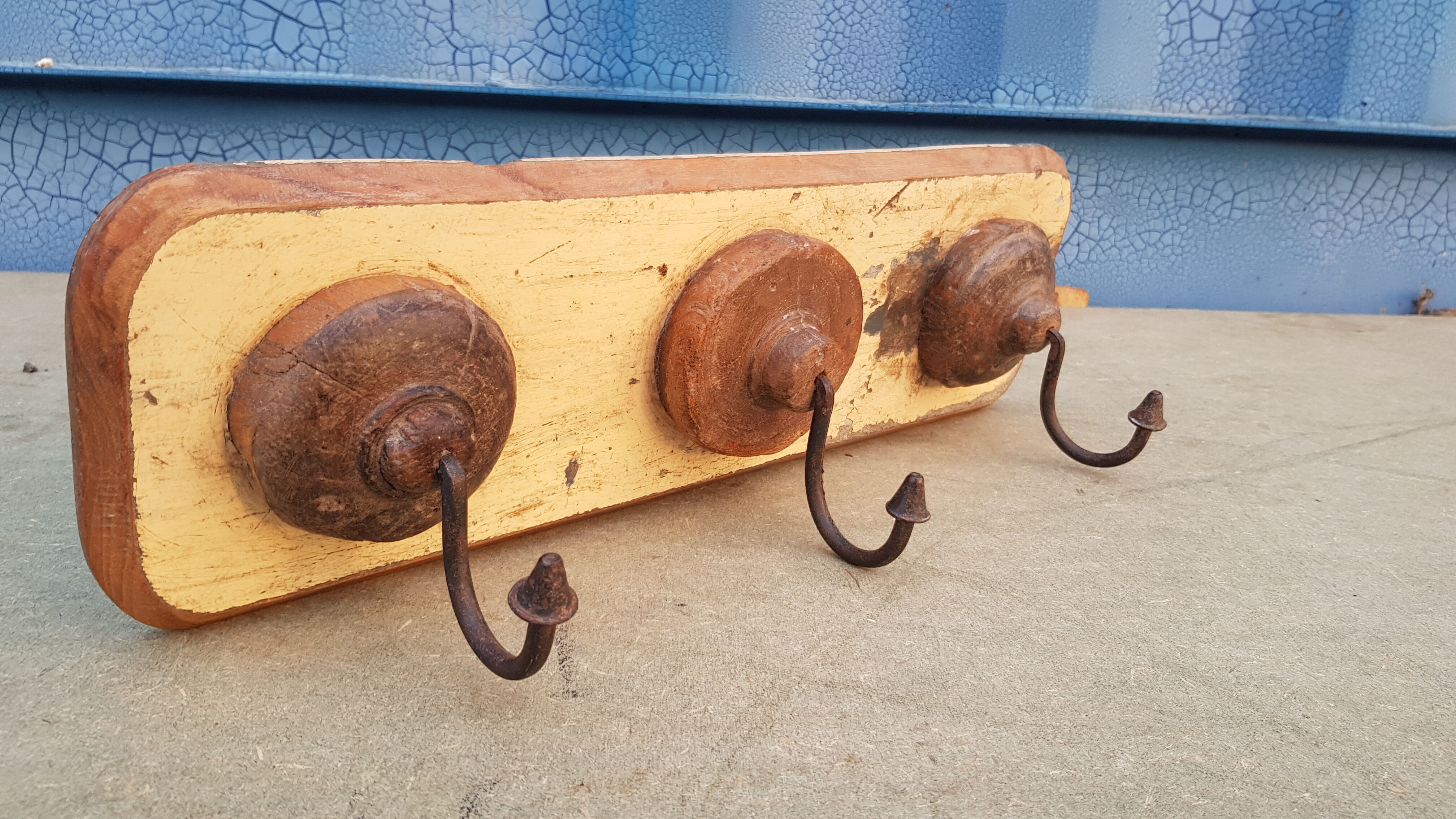 Ecru solid teak coat hook with 3 cast iron hooks