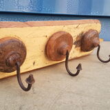 Ecru solid teak coat hook with 3 cast iron hooks