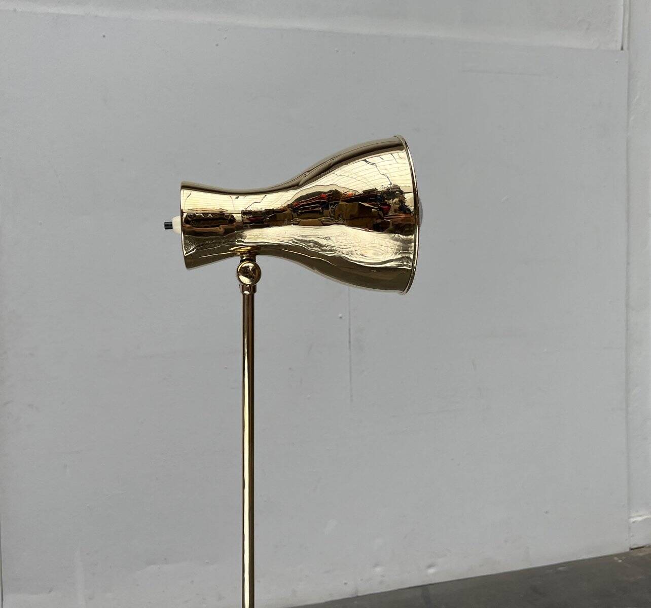 Minimalist brass floor lamp from the mid-century by Dieter Schulz for Wohnbedarf Ag, 1950s.