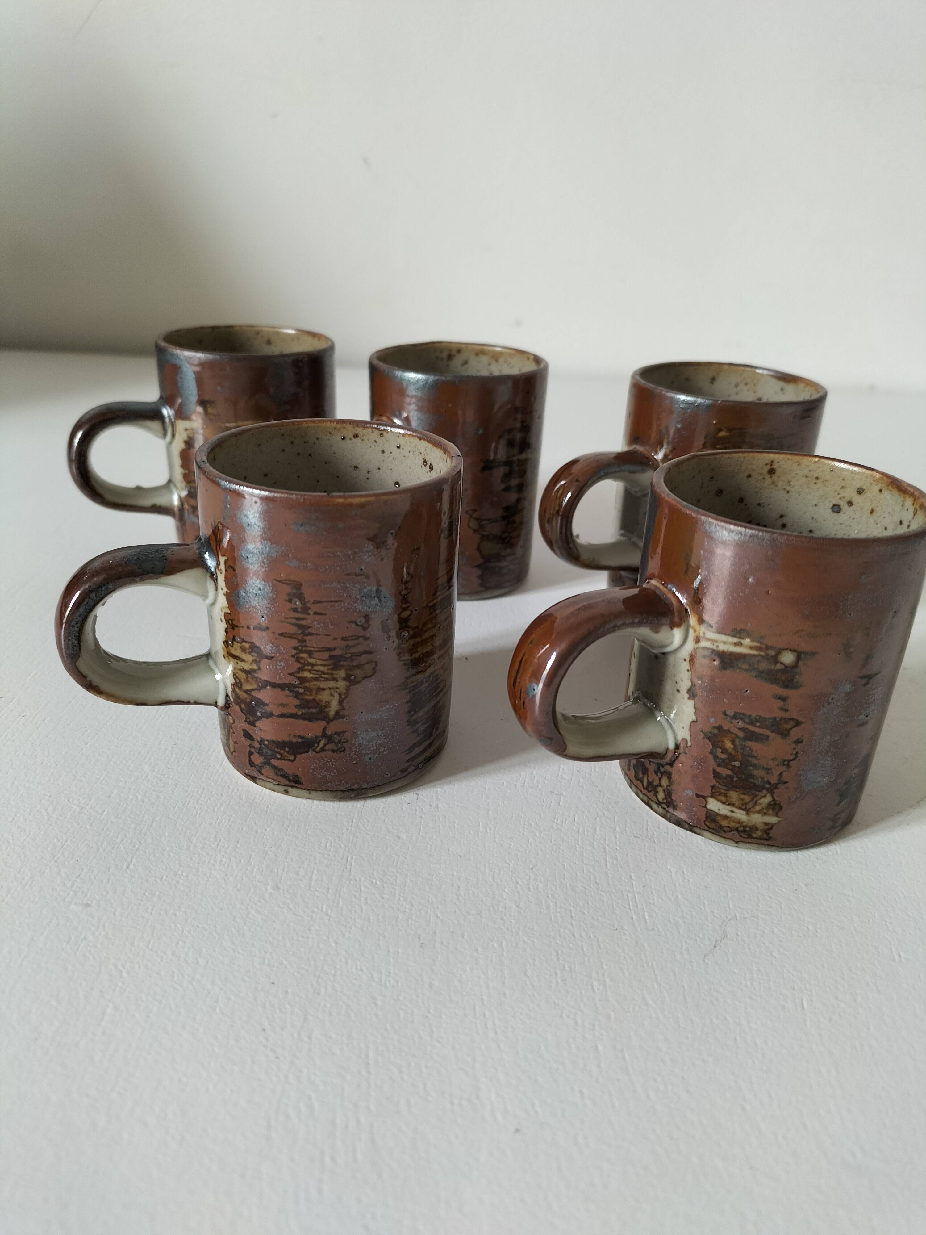 6 tasses en grès moucheté et décor émaillé