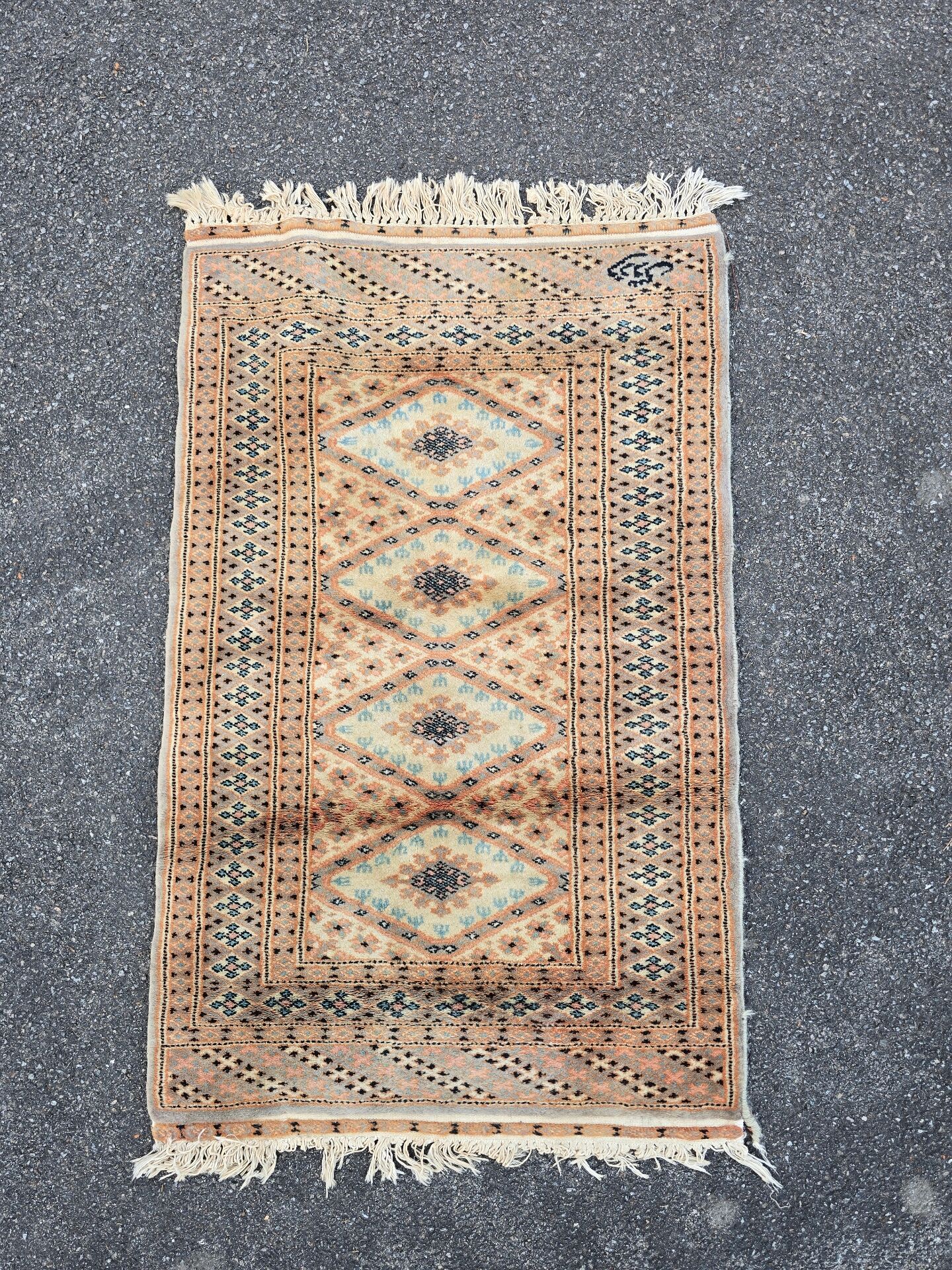 Tapis pakistanais noué main en laine 110 × 62 cm – Authentique