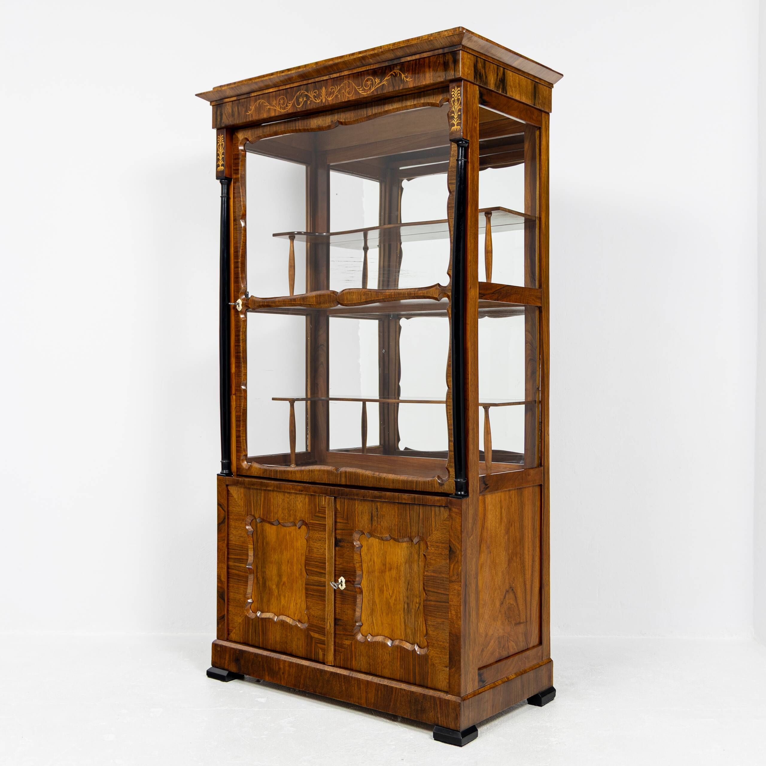 Small Biedermeier / Louis-Philippe display cabinet in walnut and birch 1840-1860